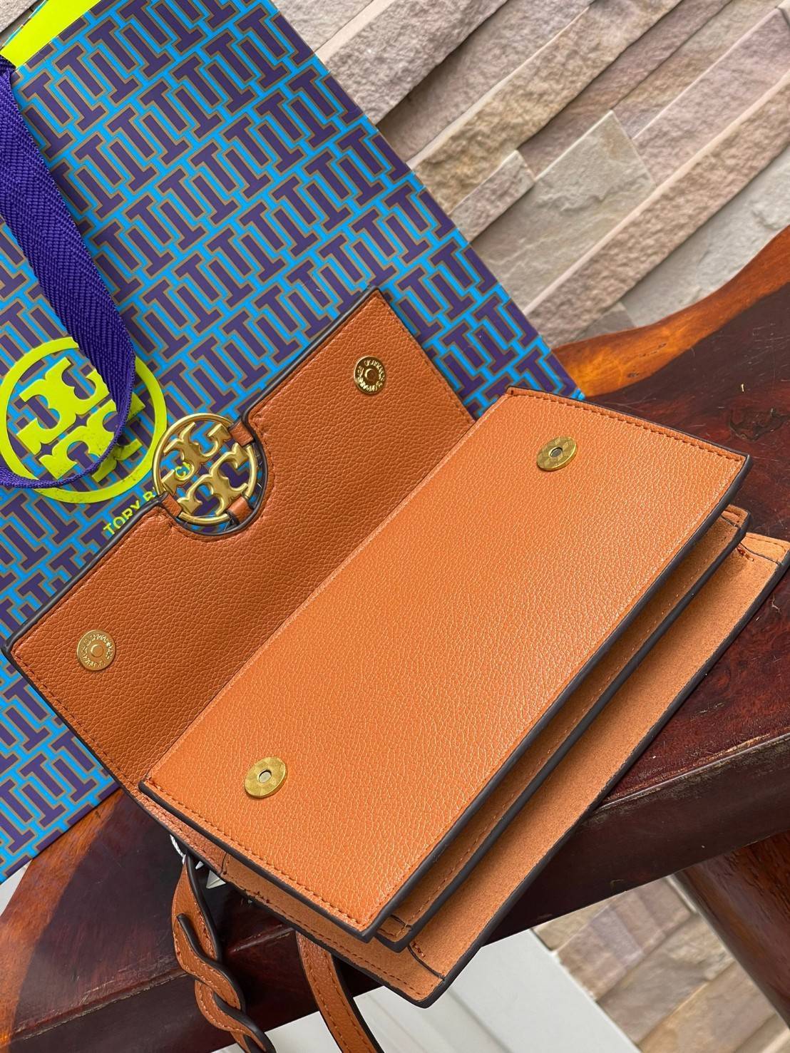 Tory burch miller mini bag หนึ่งในแบรนด์เนมยอดฮิตระดับโลกที่สายแฟชั่นตัวจริงต้องมีสักใบในตู้ เพราะเป็นแบรนด์ที่เหล่าบรรดาเซเลปและดาราใช้กันเยอะมาก รุ่นก็เป็นอีกหนึ่งใบที่คุ้มค่าคุ้มราคามากค่ะ ด้วยดีไซน์กึ่งทางการ กึ่งลำลอง จึงใช้งานได้หลายโอกาส แม้จะมีขนา