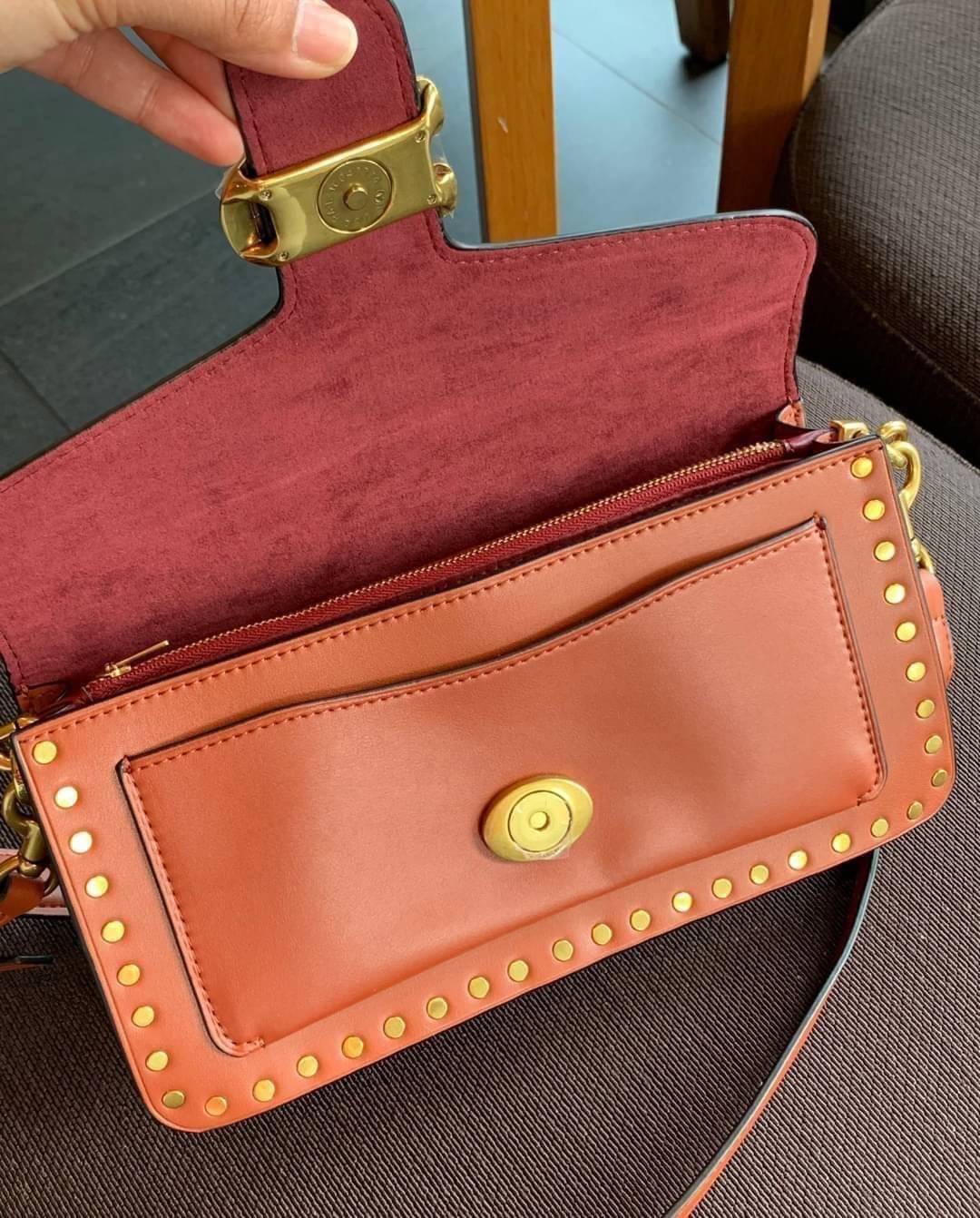 COACH TABBY SHOULDER BAG 26 พร้อมส่งที่ไทยอีกครั้งค่ะ!! กระเป๋าหิ้ว//คล้องไหล่//สะพายข้างได้ สุดคุ้ม! หนังแท้เรียบคลาสสิคเพิ่มความหรูเข้ามาค่ะ ด้านหน้ามีอะไหล่แบรนด์ตัวใหญ่โดดเด่น เปิดปิดกระเป๋าแบบกระดุมแม่เหล็ก ภายในมีช่องหลักใส่ของ2ช่อง;สามารถใส่กระเป๋า