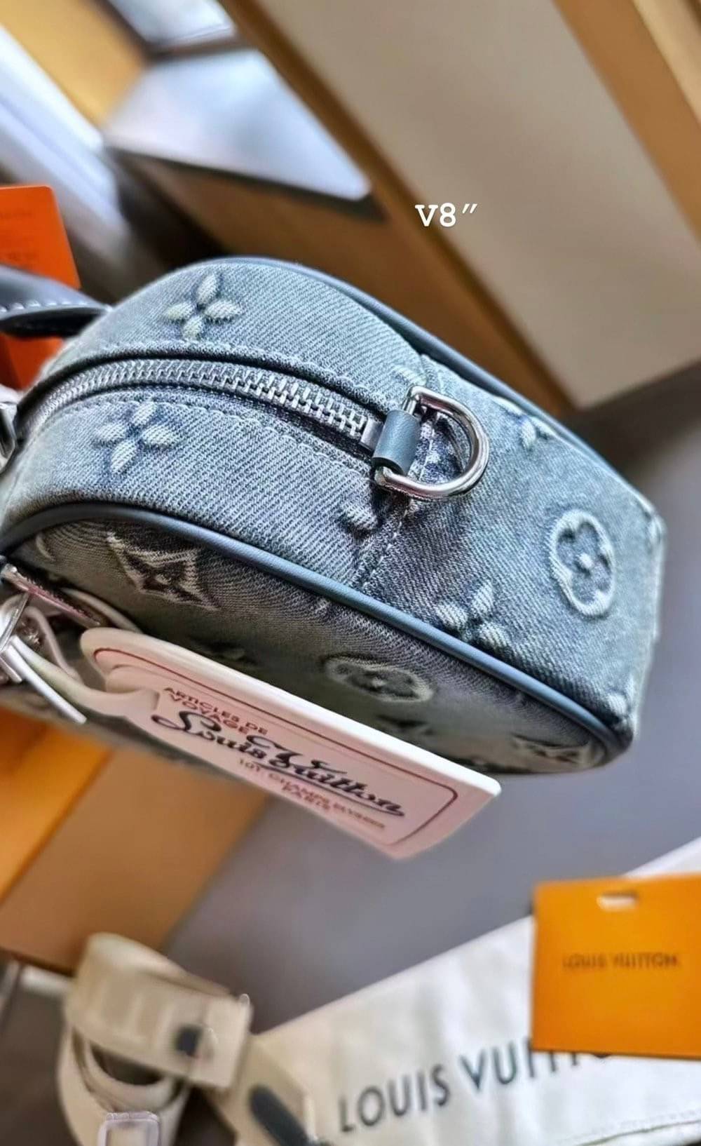 LV Denim Camera Box Bag กระเป๋าสะพายทรงกล้อง งานเดนิมฟอก คอลใหม่สุดคลาสสิก สวยเท่ห์มาก ปั้มลายโมโนแกรมนูนสวยโด่ดเด่น ใช้งานได้อเนกประสงค์มีสายยาวแบบถอดได้ 2เส้น แมทช์กับเสื้อได้หลากหลายสไตล์