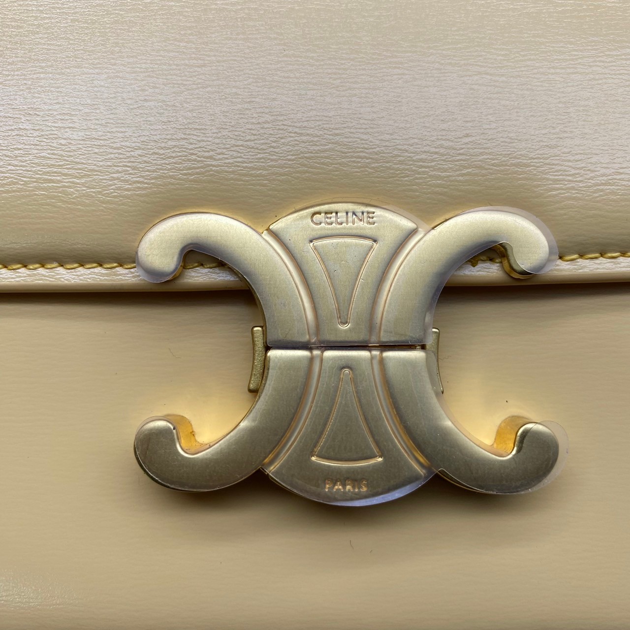 TEEN 18cm : CELINE TEEN TRIOMPHE BAG IN SHINY CALFSKIN / Celine Triomphe Bag / Celine Bag พร้อมส่ง 7 สี เกรดออริ 1:1 กระเป๋าแบรนด์หรูที่ควรมีแห่งปี รูปทรงสี่เหลี่ยมรุ่นฮอตฮิตของเหล่าดาราและเซเลบทั้งหลาย ดีไซต์เรียบหรู