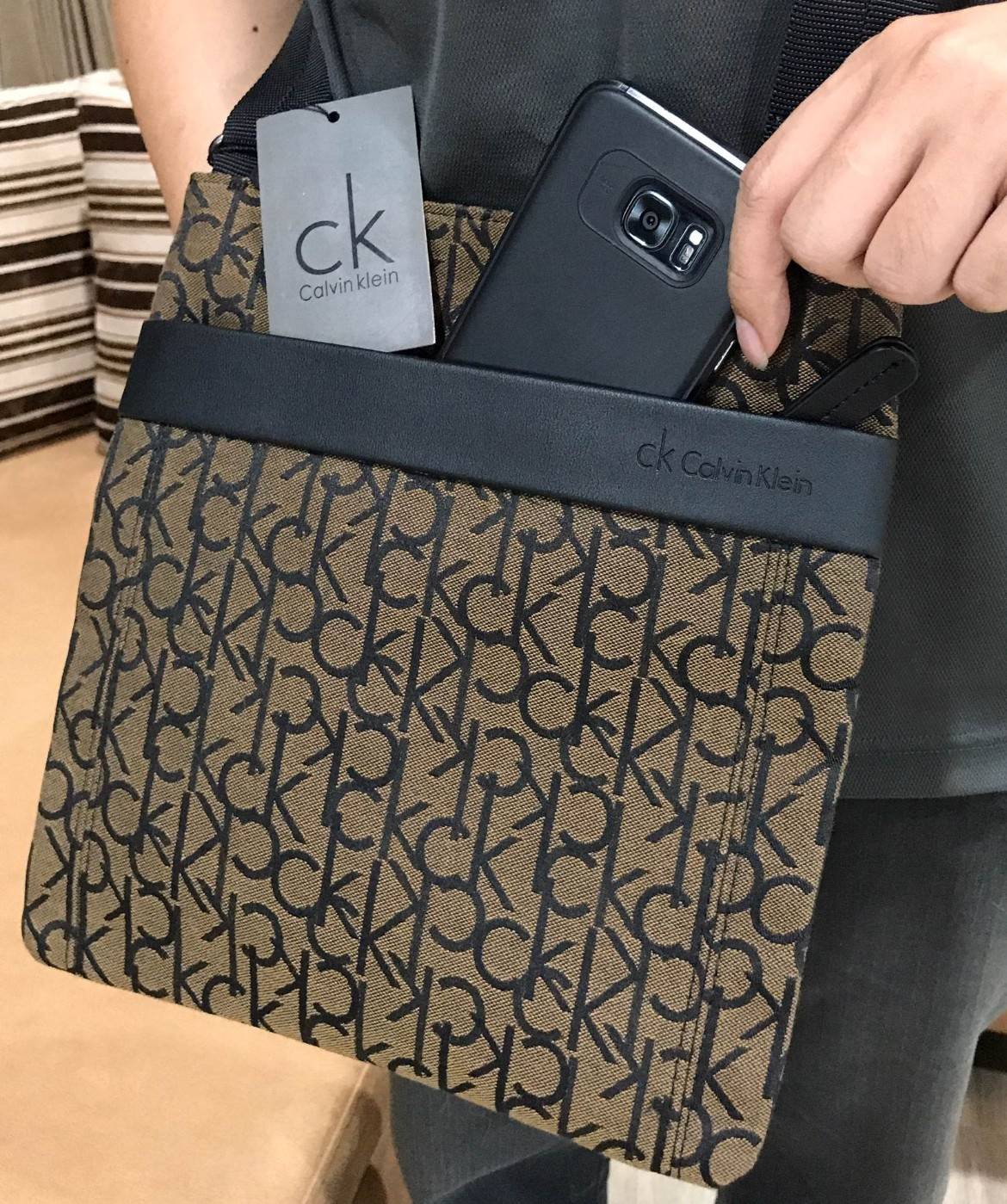 CALVIN KLEIN JEANS CROSSBODY BAG กระเป๋าสะพายรุ่น Limited Edition จาก Calvin Klein Jeans วัสดุ Canvas + Polyester 100% คุณภาพดี เนื้อหนา ลาย Ck ด้านหน้ามีโลโก้ Calvin Klein พร้อมช่องซิป 1 ช่อง เปิดปิด ด้วยซิปสะดวกใช้ ภายในมีโลโก้ เเละช่องซิป ขนาดกำลังดี ใ