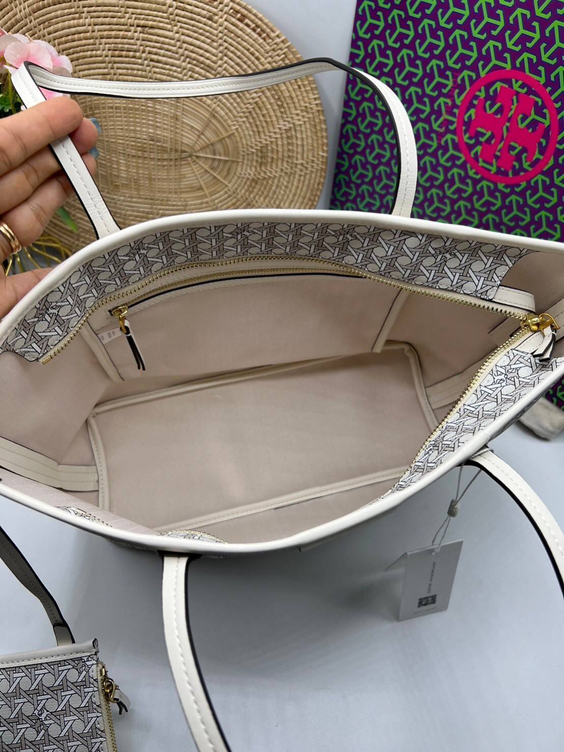 Tory Burch Ever Ready Zip Tote Small Coated Canvas / Tory Burch Geo Logo Tote กระเป๋าโท้ท พิมพ์ลายด้วยลวดลายสานตะกร้าอันเป็นเอกลักษณ์ของแบรนด์ ซึ่งได้แรงบันดาลใจจากความหลงใหลในงานจักสานของผู้ก่อตั้ง