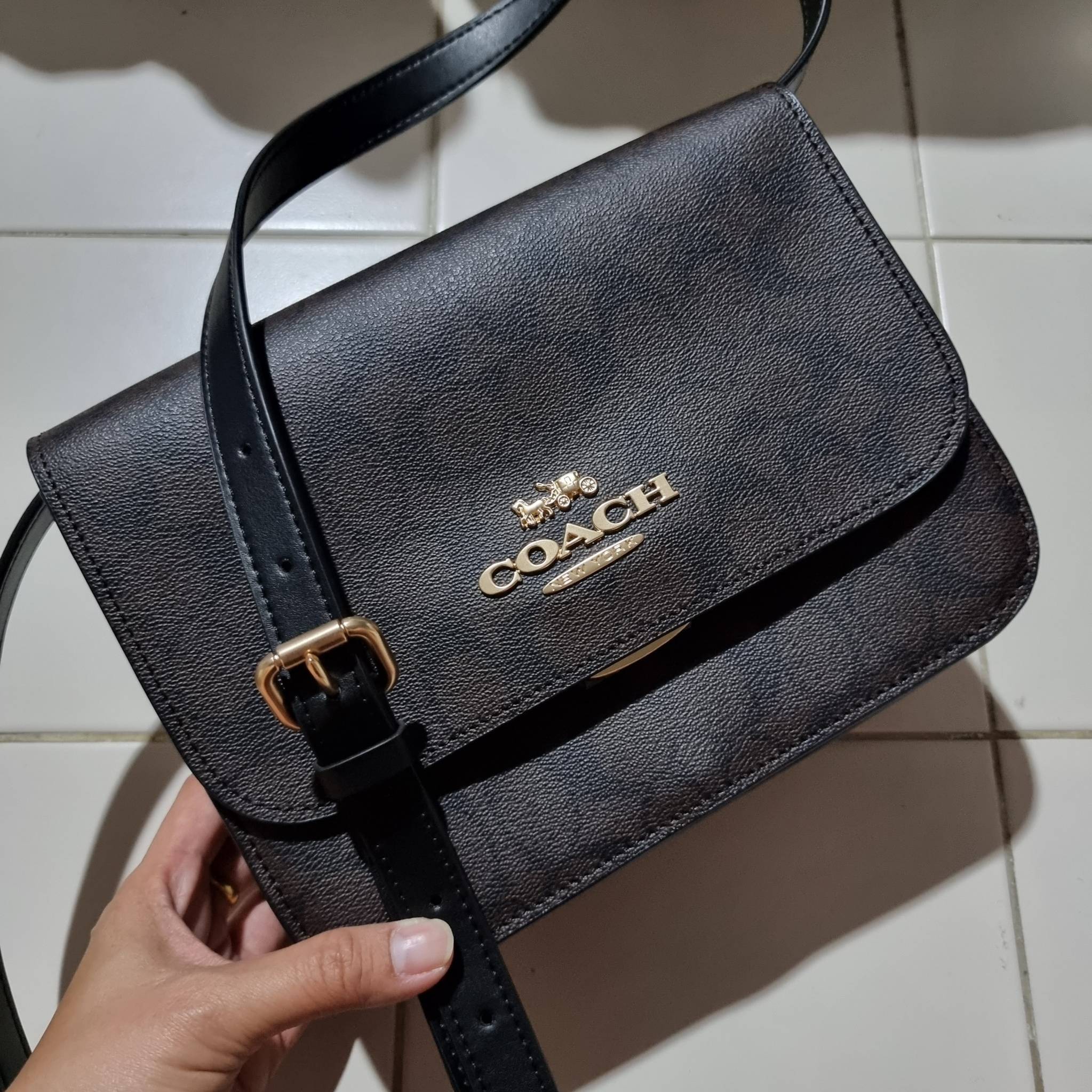 COACH C5633 BRYNN FLAP CROSSBODY IN SIGNATURE CANVAS แซ่บที่สุด ใหม่ที่สุด!! คอลเลคชั่นใหม่!! มองยังไงก็หลงรักละสายตาไม่ไหว กระเป๋าสะพายข้างลุคไฮน์ ที่ดีไซน์ออกมาได้ปัง และดูแพงมากๆ ด้วยดีเทลคลาสสิค รูปทรงใช้งานง่าย เรียบๆแต่มีดีเทล วัสดุหนังแคนวาสสลับหนั