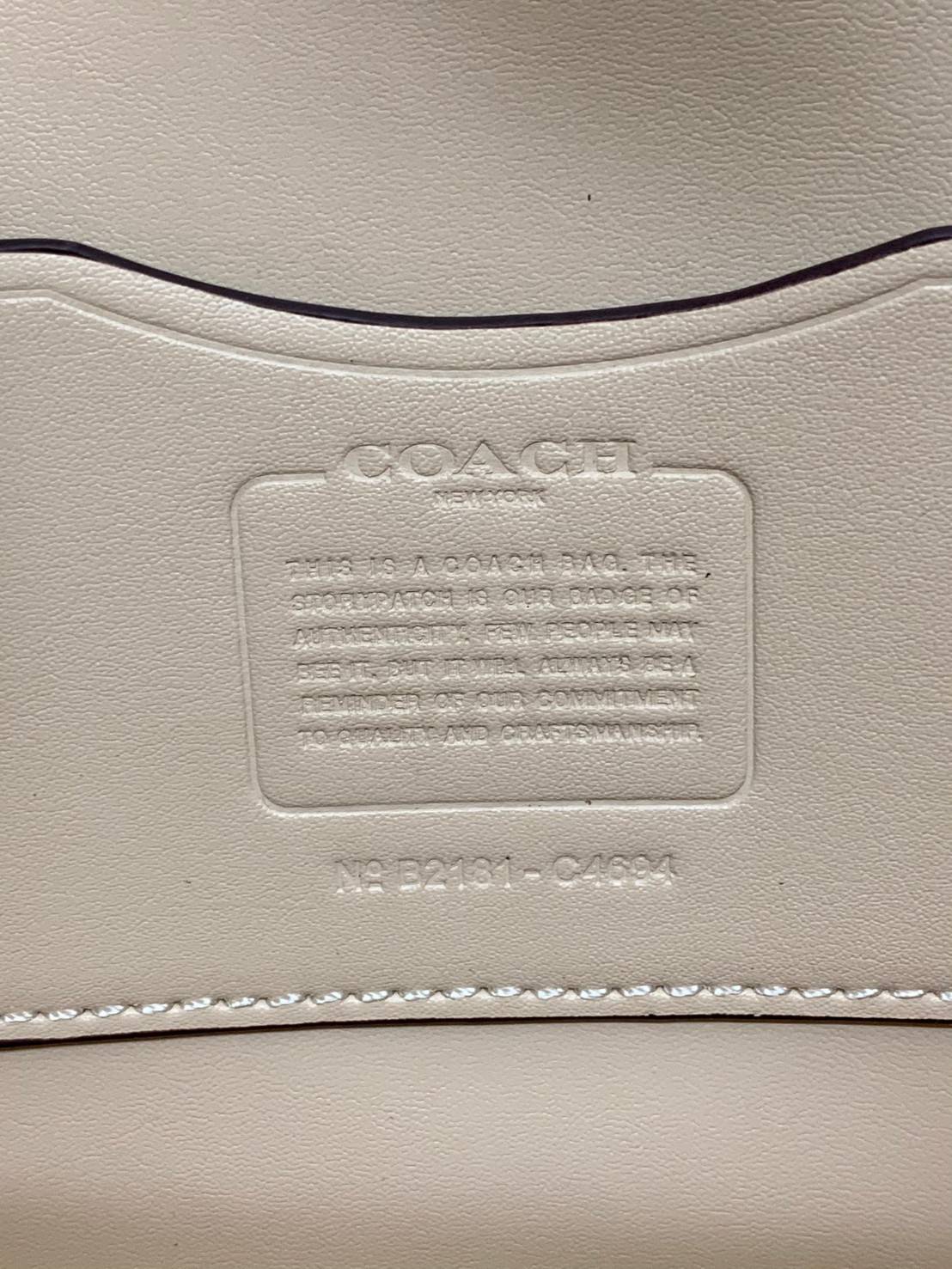 COACH ALIE SADDLE BAG IN SIGNATURE JACQUARD (C4694//C3464) New item!! กระเป๋าสะพายทรง saddle ดีไซน์วินเทจย้อนยุค แฝงความหรูในตัวด้วยอะไหล่สีทองเหลือง โดดเด่นไม่ซ้ำใครแน่นอน วัสดุผ้า jacquard สลับหนังแท้ ภายในเป็นช่องโล่ง มาพร้อมสายสะพายครอสบอดี้ ที่สามารถ