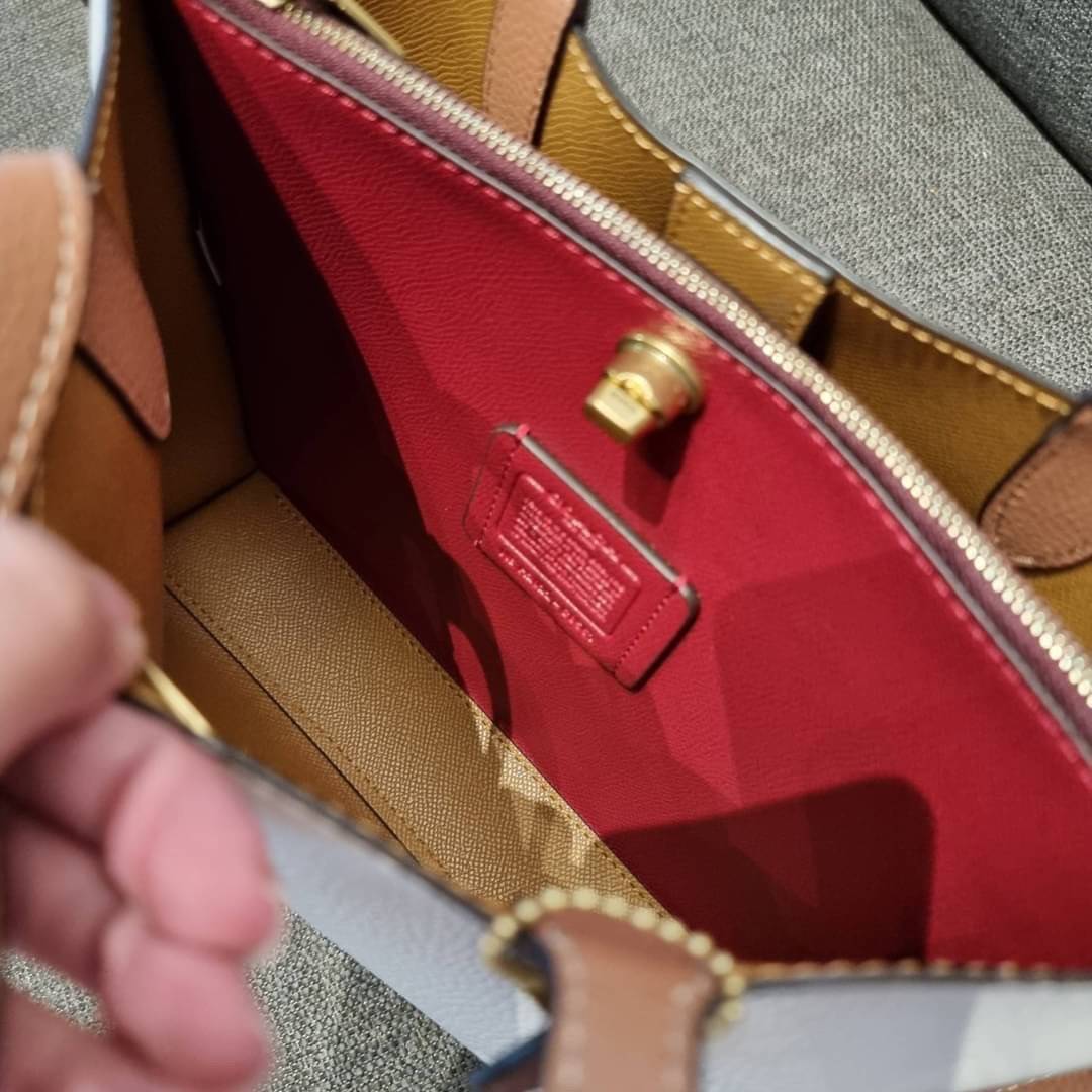 COACH C8561 C8869 WILLOW TOTE 24 IN COLOR BLOCK น้องสาวลุคลูกคุณมาแล้วจ้า กระเป๋าถือ/สะพาย ดีไซน์คัลเลอร์บล็อค ลงตัว เรียบหรู ใบจริงคือผู้ดี๊ผู้ดี ใช่ได้ทุกๆโอกาส วัสดุหนัง pepble อยู่ทรง เปิดปิดด้วยตัวบิดล็อค และอีกฝั่งเป็นกระดุมแม่เหล็ก ภายในโล่งกว้าง ใ