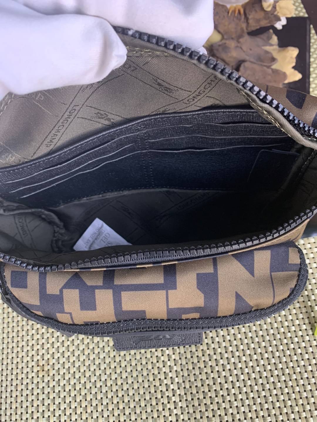 LONGCHAMP LE PLIAGE LGP BELT BAG M เท่ห์อย่างมีสไตล์กระเป๋าทรงคาดอกและคาดเอวดีไซน์แนวสปอร์ต เพิ่มความโดดเด่นทันสมัยด้วยลายซิกเนเจอร์ มีช่องซิปที่ใช้งานง่ายช่วยให้คุณหยิบใช้สิ่งของจำเป็นได้อย่างสะดวกและง่ายดาย และผสานสายรัดแบบปรับได้เข้ากับหัวเข็มขัดตัวล็อ