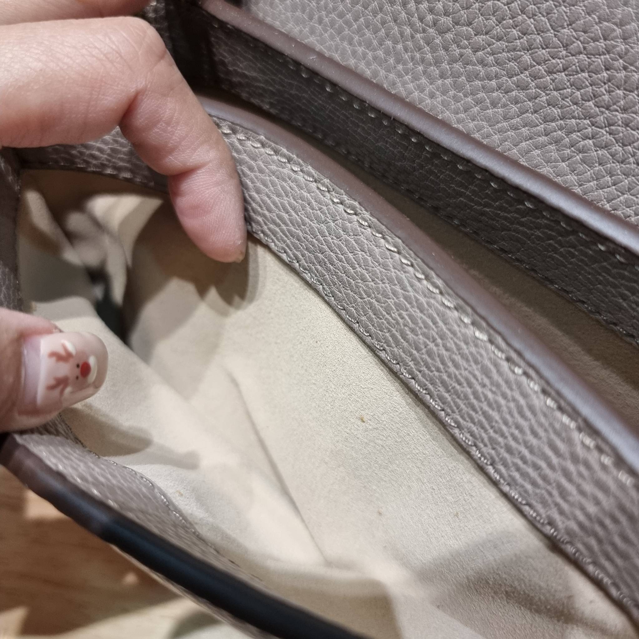 TORY BURCH LIMITED-EDITION MINI BAG รุ่นลิมิเต็ด ที่ sold out ไปแล้วหลายช็อป มีมาให้ช้อปที่นี่! กับกระเป๋าสะพายข้างทรงผู้ดี ไซส์มินิ ที่ผลิตมาในจำนวนจำกัด โดดเด่นด้วยอะไหล่ทองคลาสสิคหรูหรา และสายสะพายโซ่สลับหนัง ทำให้สะพายได้โดยไม่เจ็บไหล่