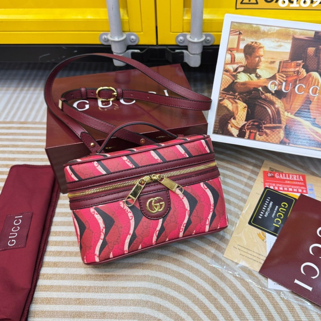 GUCCI Lunar New Year Printed super mini bag กระเป๋าสะพายทรงใหม่ สีแดงขับผิวรับทรัพย์ ลวดลายรูปงูในตำนานเสริมความงดงามสวยหรูโดดเด่นอย่างลงตัว