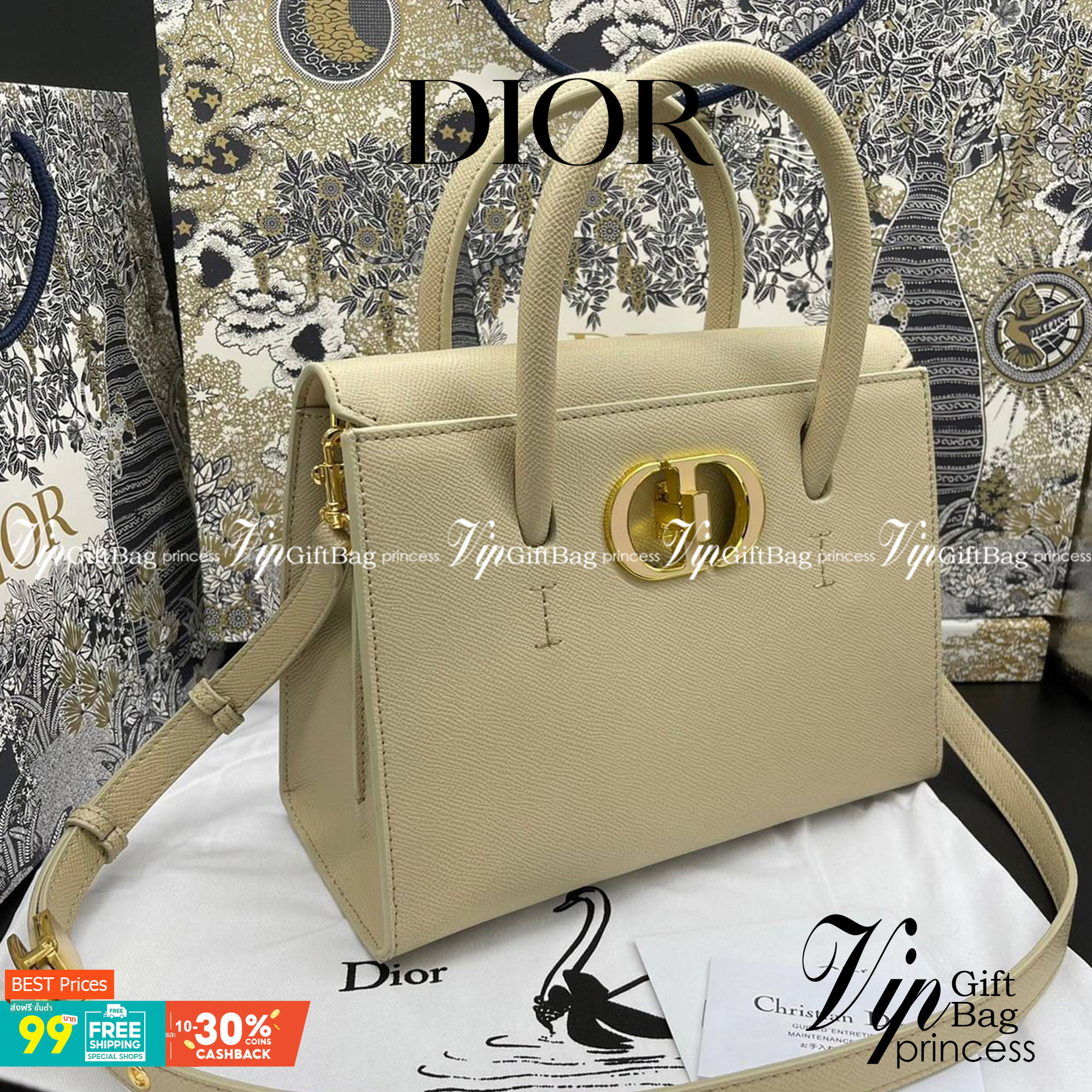 หนังแท้ DIOR Medium ST Honore Tote Collection Fall/Winter 2020-2021 มาในรูปแบบกระเป๋าทรงสี่เหลี่ยมที่ได้มาตรฐาน ทำจากหนังลูกวัว (Calfskin) ลายเกรน ซึ่งสื่อถึงความหรูหราได้อย่างลงตัว ตัวด้ามจับ มีการเย็บเข้าด้านในของกระเป๋าเพื่อเพิ่มความแข็งแรงทนทาน ด้านหน