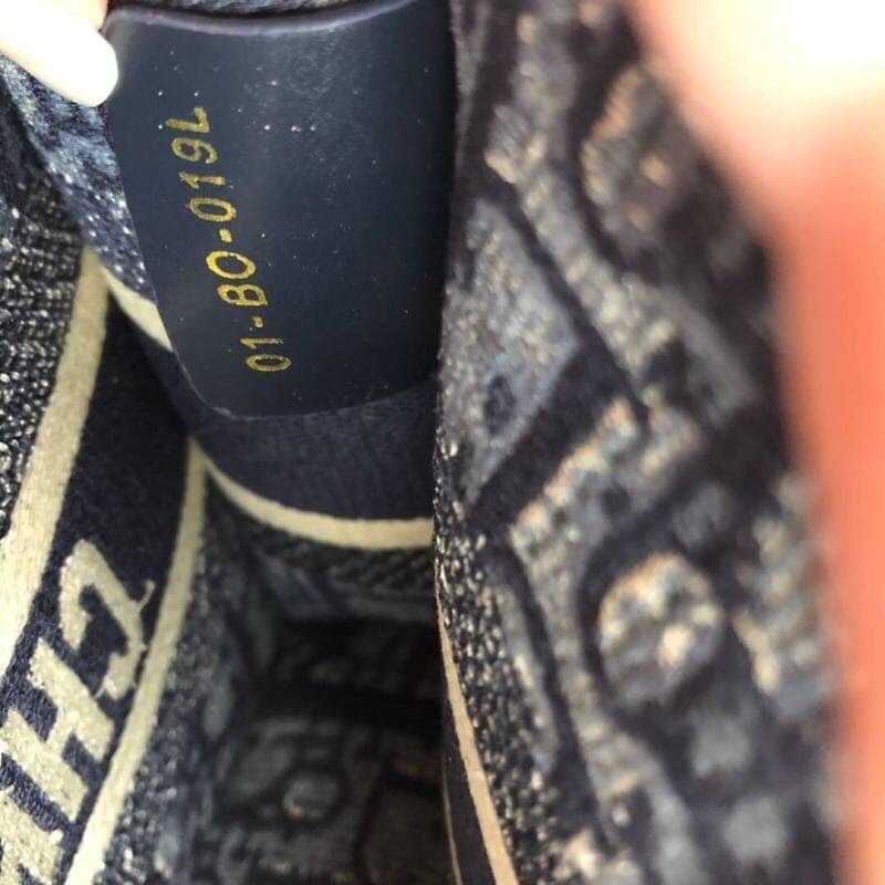 CHRISTIAN DIOR MINI BOOK TOTE กระเป๋าถือทรง Shopping ไซส์มินิ สวยคลาสสิค พกพาสะดวก ใช้งานง่ายสุดๆ วัสดุงานทอละเอียดคุณภาพดี ภายในเป็นช่องโล่ง ใบจริงงานสวยเกินเบอร์!! ไม่ผิดหวังจ้า