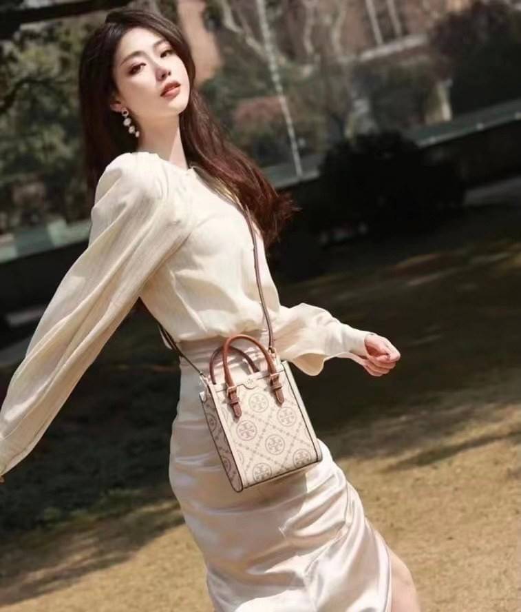 TORY BURCH T MONOGRAM EMBOSSED MINI TOTE สุดหรูกับกระเป๋าสะพายทรงโท้ท ไซส์มินิ ที่สร้างความหรูหราให้ตัวกระเป๋าด้วยดีเทลลายนูน แต่งแต้มลวดลายเอกลักษณ์ สีลูกคุณมากๆ!! วัสดุหนังแท้ ผิวสัมผัสดี ปากกระเป๋ามีแถบแม่เหล็กกันของหล่นได้ ภายในโล่ง ใส่ของจำเป็นได้ โท