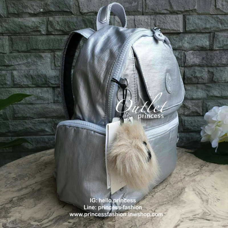 Kipling Matta Small Metallic Backpack รุ่น KI1490 คอลเลคชั่นใหม่ชนช้อป!!กระเป๋าเป้ขนาดกำลังดี วัสดุไนล่อนเคลือบกันน้ำ มีน้ำหนักเบา มีช่องเก็บของหลายช่อง แบ่งเป็นช่องด้านหน้า 2 ช่องและด้านข้างอีก 2 ช่อง ช่องใหญ่ปิดเปิดด้วยซิปคู่ภายในมีช่องซิป ช่องใส่ของจุก