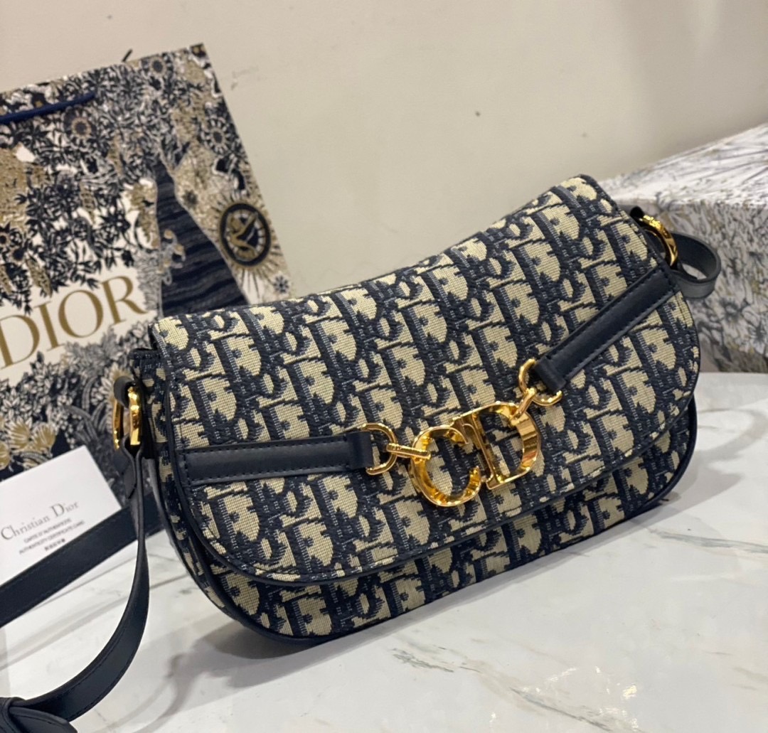 พร้อมส่ง 2 สี Small CD Besace Bag Oblique Jacquard & black calfskin กระเป๋าสะพายดิออร์รุ่นใหม่ เกรดออริ สลับแท้ 1:1 ใช้ต่างประเทศได้ New for the season and appearing in the Spring-Summer 2024