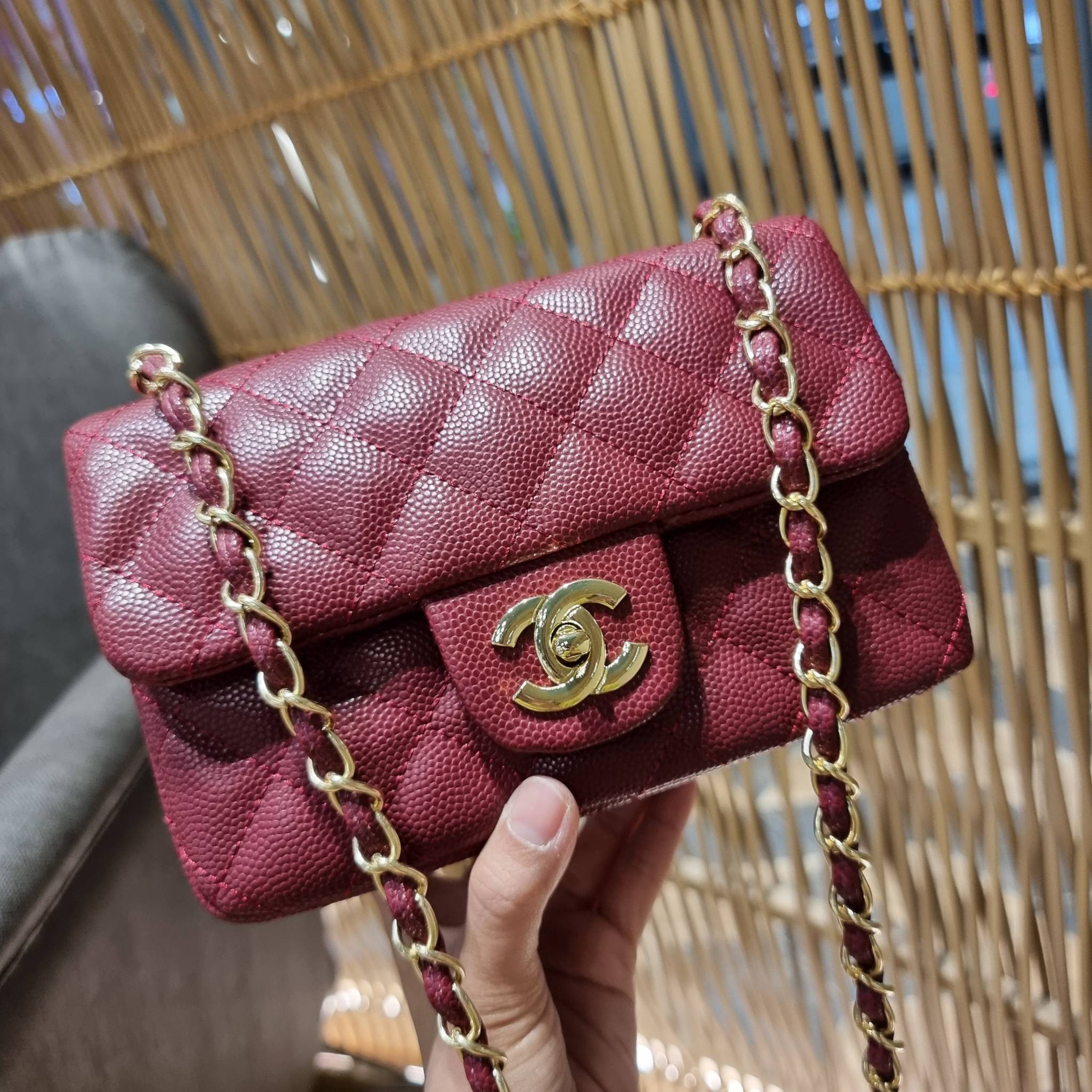 VIP 】3สี คัมแบคทูสต็อค!! จัดมาแน่นๆ พร้อมสีรับความเฮง!! พรีเมี่ยมจากแบรนด์ Chanel vip สุดพิเศษจากเคาน์เตอร์ กระเป๋าสะพาย หนังสังเคราะห์ลายคาร์เวีย หรูหราทั้งอะไหล่เงินและอะไหล่ทอง สะพายแล้วขับผิวมากๆใบนี้ เปิด-ปิดกระเป๋าด้วยตัวบิดล็อค ภายในกระเป๋าบุหนังสี