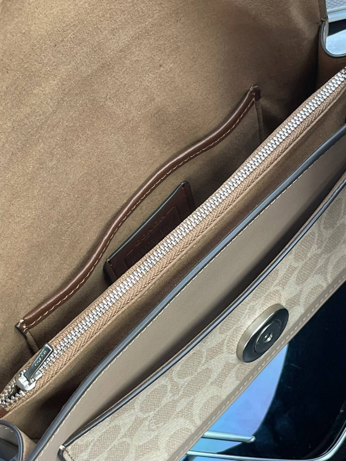 Coach tabby shoulder bag ให้ลุคเก๋ ๆ ด้วยสีและลวดลายคลาสสิกตามแบบฉบับสาว Coach กระเป๋าสะพายไหล่สุดคลาสสิกรุ่นนี้ เป็นรูปทรงสี่เหลี่ยมผืนผ้าที่เข้าได้กับสาว ๆ ทุกสไตล์ หมุดสำหรับเปิดปิดกระเป๋าที่เป็นรูปตัว C ทำให้ได้กระเป๋าที่บ่งบอกความเป็น Coach ได้อย่างส