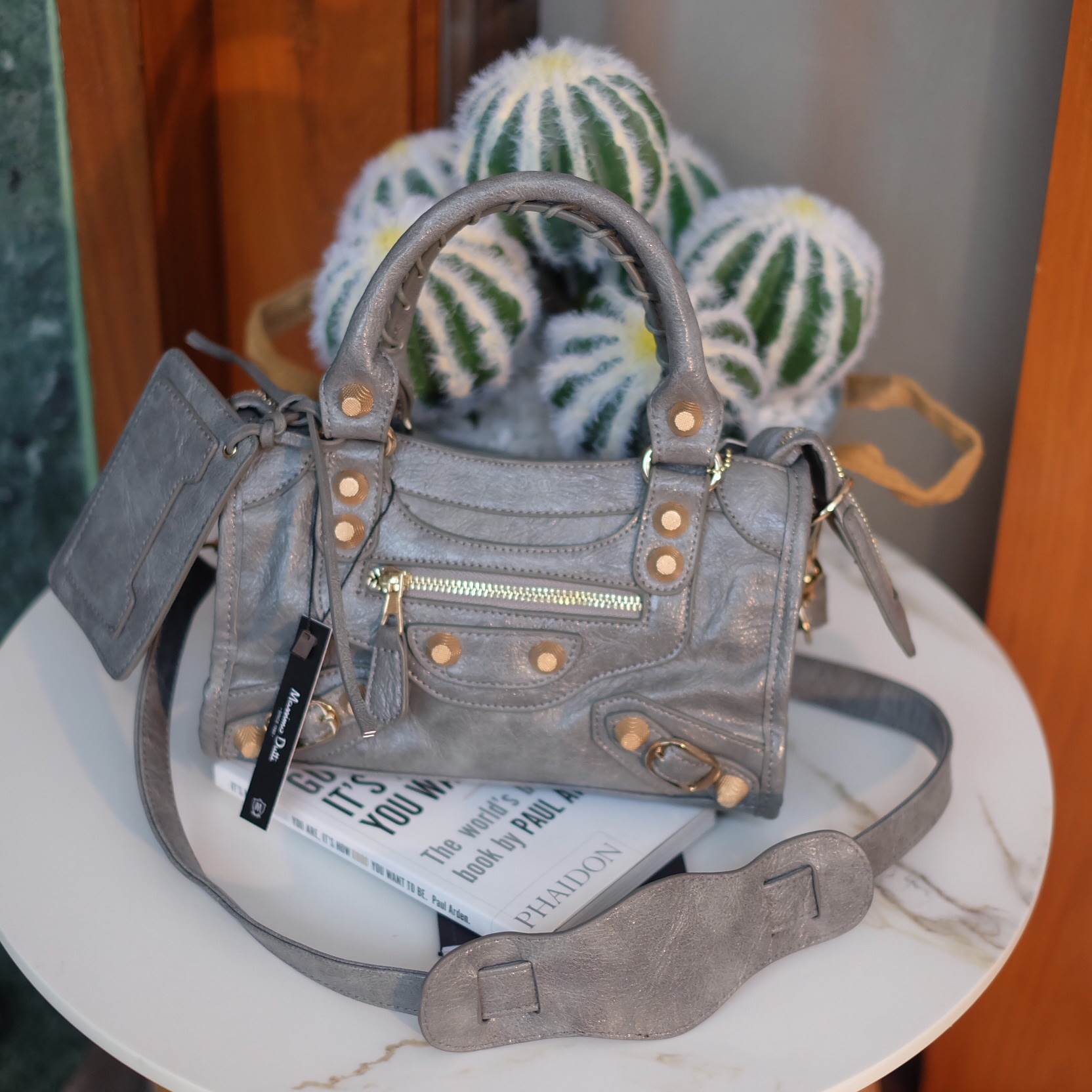 รุ่นขายดี พร้อมส่งละค่า😁❤️ กระเป๋าทรงสุด ฮิตจาก Massimo Dutti ขนาดมินิ สะพายแล้ว ได้ look cool มากค่า รับประกันเลย ภายในมีช่องแยกเก็บเป็นสัดส่วนดีคะ น้ำหนักเบา จุของได้คุ้มคะ มีสายยาวให้ ถือ/สะพายได้เลยคะ ใบนี้ แม่ค้าแนะนำเลย ใช้ได้ทุกโอกาส