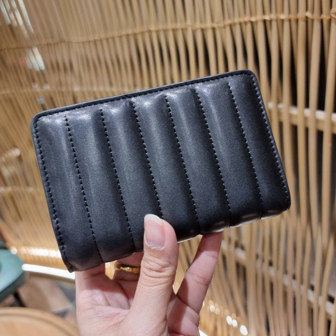 COACH C3454 MEDIUM CORNER ZIP WALLET ความหรูที่ซื้อได้!! กระเป๋าสตางค์ดีไซน์ใหม่ล่าสุด ออกแบบมาหรูดูดี ดีเทลลูกเล่นบุหนัง nappa นิ่มขึ้นเงาสวยมากๆ เปิด-ปิดใช้งานง่าย มีช่องซิปแยก มีช่องใส่บัตร ใส่ธนบัตรได้ทุกชนิด สะดวกใช้จริงๆใบนี้ สาวๆได้ไปใช้แล้วไม่อยาก