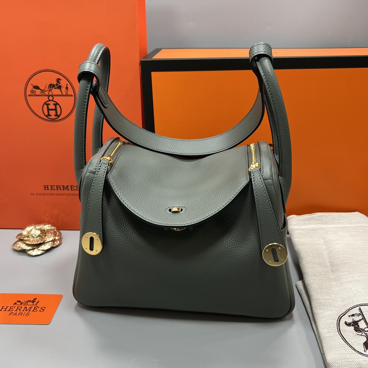 พร้อมส่ง 15 สี HERMES Lindy 26 bag กระเป๋าทรงโท้ทหนังสวยอย่างดี เอกลักษณ์ของความเรียบหรูไฮคลาสอย่างสมบูรณ์แบบ เกรดออริ สลับแท้ งานสวยตามรูป ใช้งานต่างประเทศได้