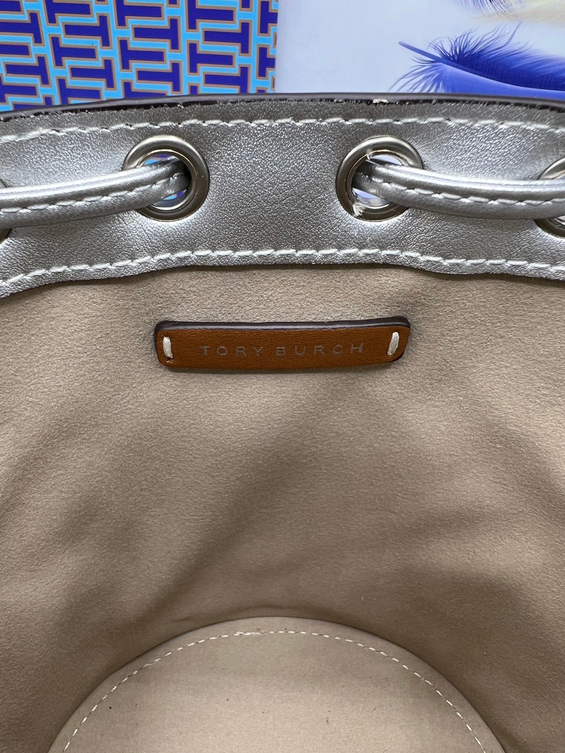 6 สี Tory Burch Puffy Mini / Tory burch T Monogram Puffy Patent Mini Bucket Bag / Tory Bucket Bag กระเป๋าบัคเกต size เล็ก โดดเด่นด้วยโลโก้ตัวนูนปั๊มด้านหน้า