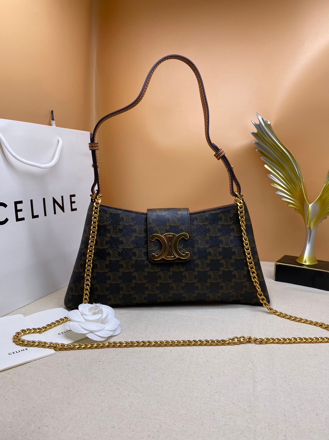 CELINE MEDIUM WILTERN BAG IN SMOOTH CALFSKIN / Celine hobo / Celine Bag พร้อมส่ง กระเป๋าถือ/สะพายโซ่อะไหล่ทองหรูหรา ทรงโฮโบ สวยผู้ดี ใช้งานง่าย โดดเด่นด้วยโลโก้สีทอง **สินค้าเกรดออริจินอล