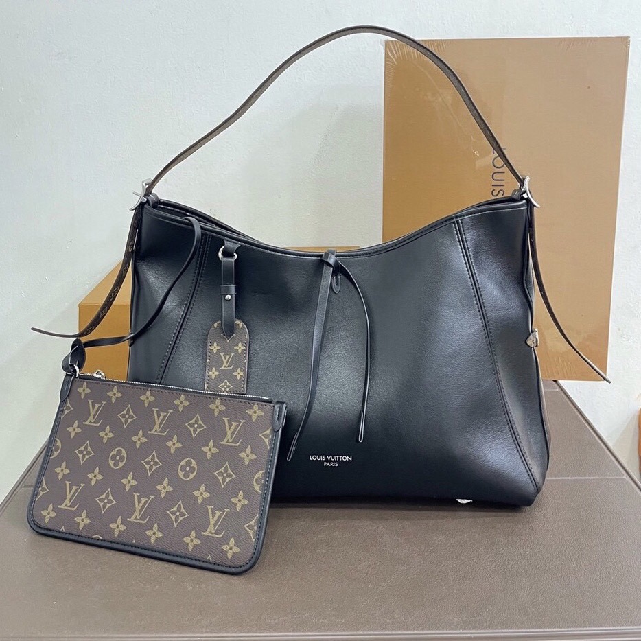LV CarryAll Vibe MM ใหม่ล่าสุด กระเป๋าสะพายทรงโท้ทใบใหญ่ สวยหรูดีไซน์เรียบง่ายคลาสสิค ดูผู้ดี มาพร้อมใบลูกลายโมโนแกรมสุดไอคอนิก รูปทรงสวยตลอดกาล ใช้ได้กับทุกลุค ทุกโอกาส ภายในโล่งกว้างมาก ใส่ของสำคัญได้ครบแน่นอนจ้า