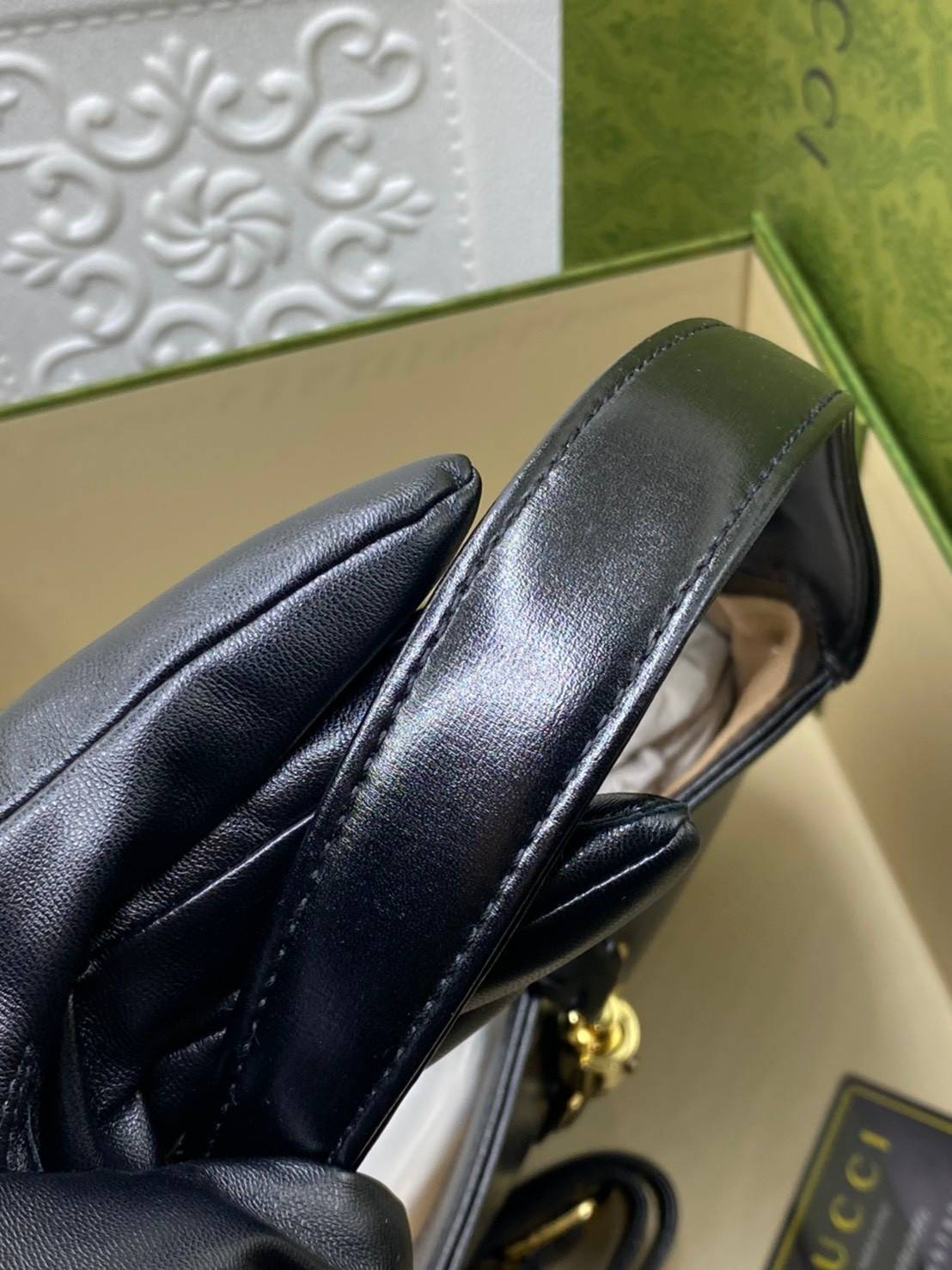 VIP GIFTbag 】หนังแท้ GUCCI Jackie 1961 mini shoulder bag กระเป่ารุ่นฮิตจาก Gucci ต้องบอกเลยว่าสำหรับสาวๆหลายคนนั้น ที่ชื่อชอบ หรือเป็นสาวกกลับแบรนด์อย่าง Gucci ต้องบอกเลยนะว่าสำหรับรุ่นนี้ห้ามพลาดไปทีเดียว บอกว่าได้เป็นตำนานควาวินเทจได้อย่างดี โดยขนาดของต