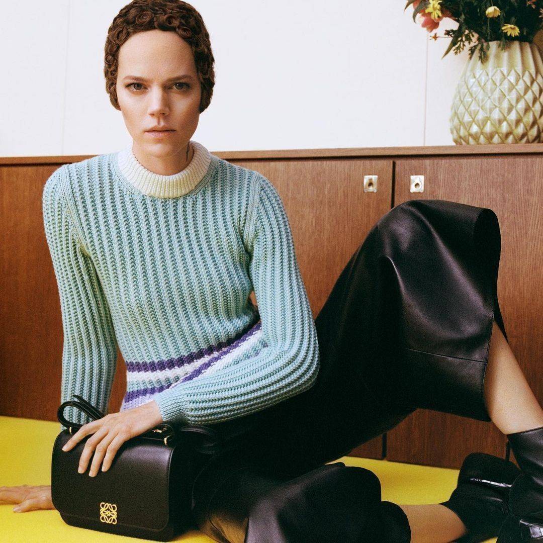 LOEWE CROSSBODYBAG VIP GIFT WITH PURCHASE (GWP) กระเป๋าสะพายพรีเมี่ยมกิ๊ฟ Limited Edition จากน้ำหอม LOEWE DUTY FREE วัสดุหนังแท้ Calf Leather หนังเรียบสวยอยู่ทรงดีไซน์สุดคลาสสิค เปิดปิดด้วยฝาปิดโลโก้แบรนด์อะไหล่ทองหรู ภายในมีช่องแบ่งหลายช่องแยกเป็นสัดส่วน