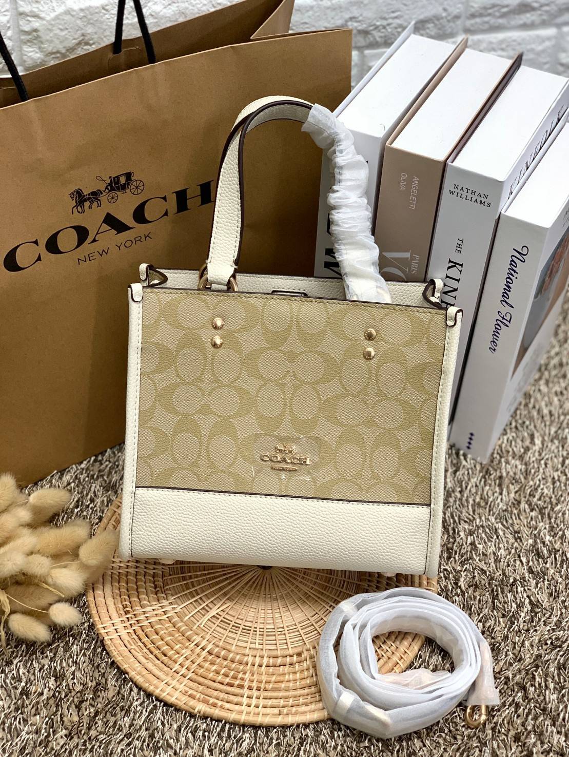 น่าใช้มากๆ สวยเกินราคาไปเลยจร้าา😘 COACH FIELD TOTE 22 SMALL BAG ((C5122)) พร้อมส่งความสวยที่ไทยค่ะ! กระเป๋าหิ้วหรือสะพายข้างได้ หนังแท้นิ่ม ใบจริงสวยมากๆเลยค่ะ ปากกระเป๋าแบบกระดุมแม่เหล็ก ภายในกว้างใส่ของจำเป็นของสาวๆได้เยอะเลย มีช่องซิปและช่องเล็