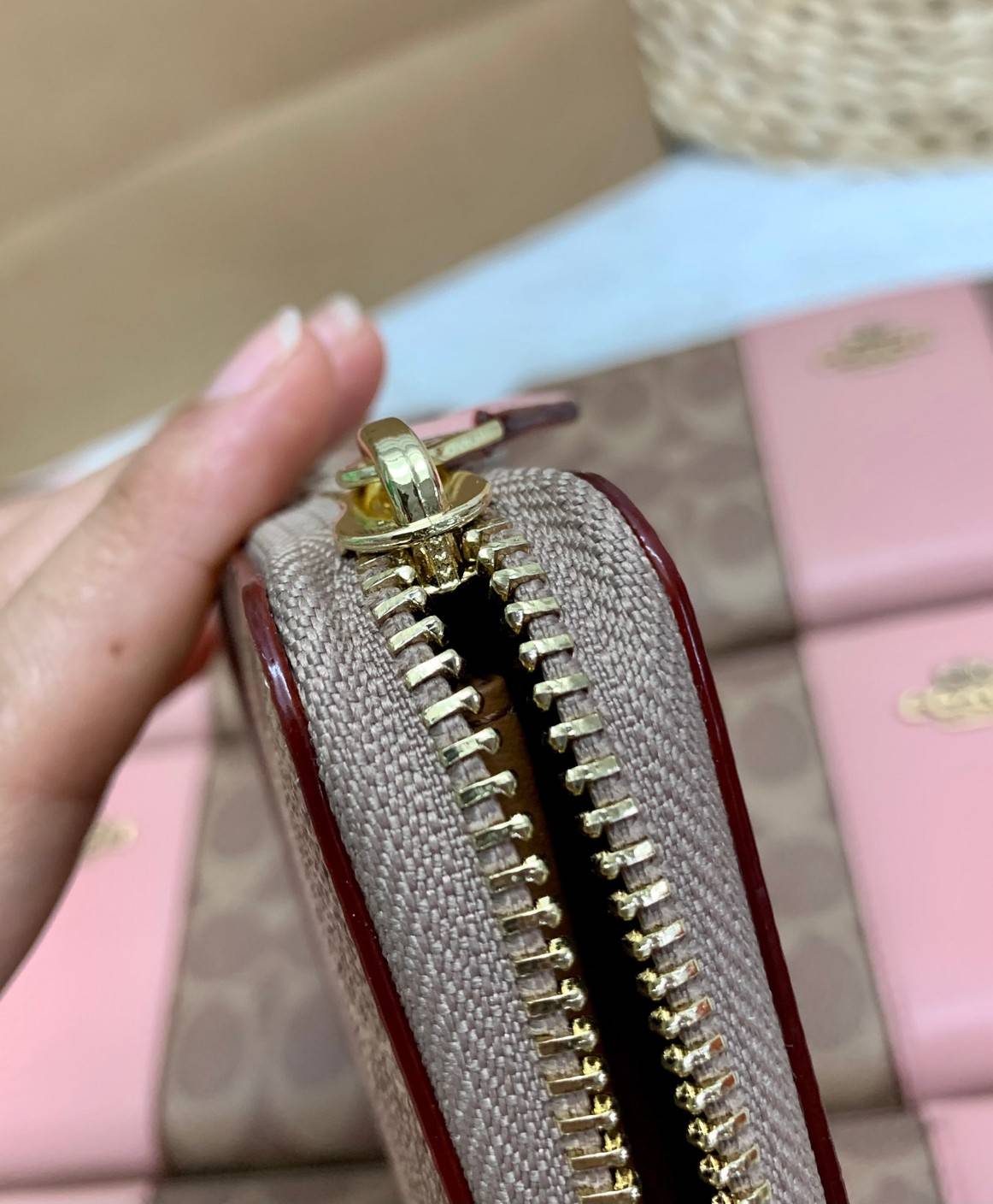 ของแท้ COACH ACCORDION ZIP WALLET ((31546)) กระเป๋าเงินใบยาว แบบซิปรอบ หนังแท้ ตัดหนังเรียบตรงกลางสวยงามค่ะ