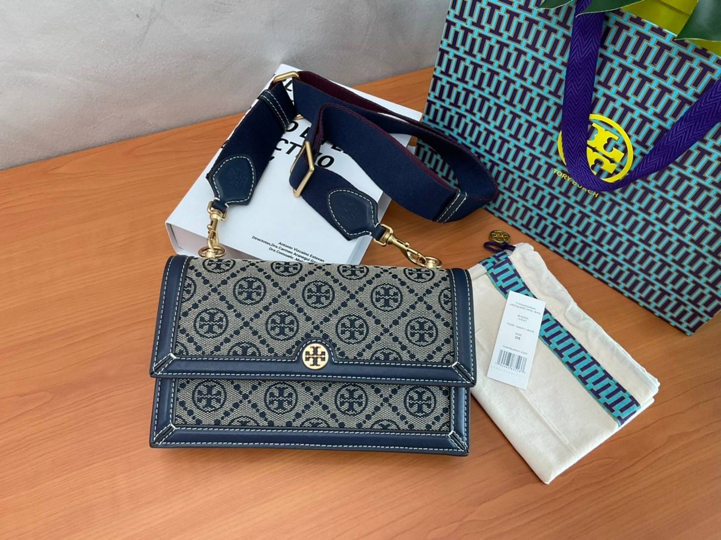TORY BURCH 81000 MINI T MONOGRAM JACQUARD SHOULDER BAG คอลเลคชั่นฤดูใบไม้ผลิ 2021 กระเป๋าสะพายรุ่นใหม่จาก Tory Burch ดีไซน์สวยคลาสสิค แฝงไว้ด้วยความหรู ลวดลายผ้าแจ็คการ์ด T Monogram บนกระเป๋า Tory Burch นี้ เป็นการยกย่องให้กับงานควิลท์ชาวเพนซิลเวเนียดัตช์