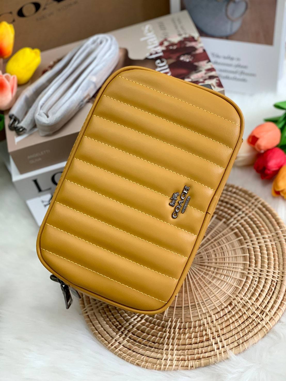 COACH C1569 JES CROSSBODY WITH LINEAR QUILTING ใหม่ล่าสุด!! กระเป๋าสะพายข้าง รุ่น 2 ซิป ใบใหญ่จุใจ ดีไซน์ใหม่ เพิ่มลูกเล่นให้ดูหรูหรายิ่งขึ้น วัสดุหนังสังเคราะห์บุเป็นลายเส้นสวยงาม เปิด-ปิดด้วยซิป 2 ช่องหลัก ใช้งานง่าย ทรงสวยมากๆรุ่นนี้ มาพร้อมสายสะพาย cr