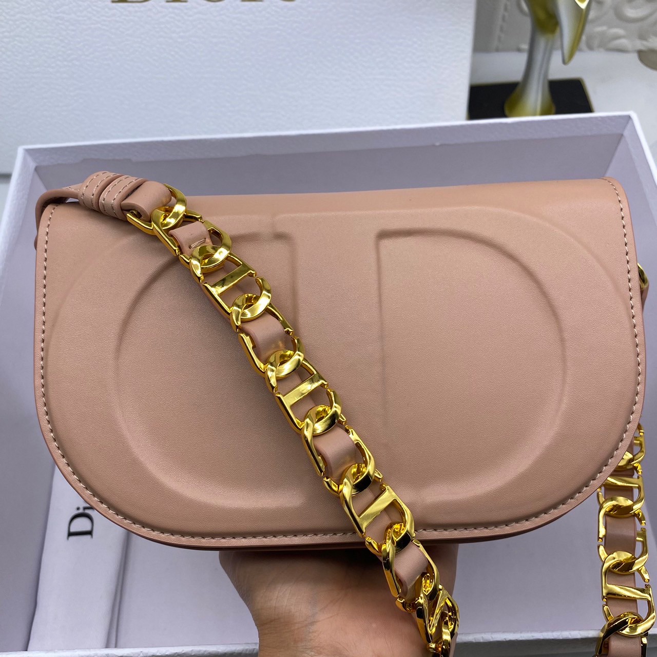 DIOR CD Signature Bag with Strap / CD OVAL CAMERA BAG / Dior Camera Bag ดีไซส์ใหม่ล่าสุด บ่งบอกถึงความหรู แต่ใช้งานได้โอกาส ใช้ได้ทั้งชายหญิง กระเป๋าสะพายทรงกล้อง ขนาดกะทัดรัด ไซส์สะพายคล่องตัว สีผู้ดีมากๆ