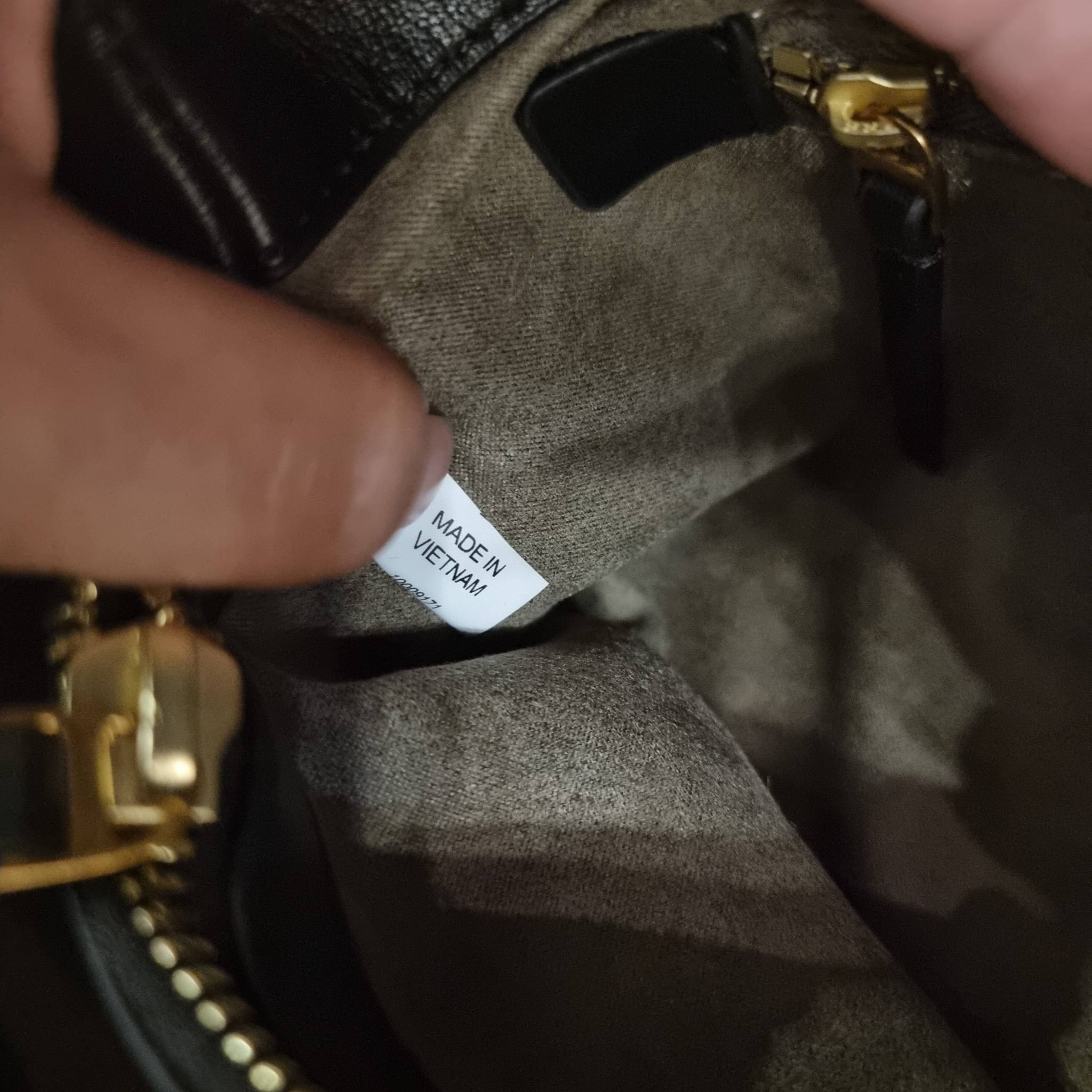 TORY BURCH KIRA QUILTED SMALL SATCHEL มาแล้วด่วนๆ!! กับคอลที่ปังไม่ไหว พร้อมเสิร์ฟสีคลาสสิค กระเป๋าถือ/สะพาย ทรงสวย สะพายคล่องตัว หนังแท้ ดีไซน์บุนวม เส้นคมสวยหรู วัสดุหนังแกะ สัมผัสดีงาม นิ่มมือ เปิด-ปิดด้วยอะไหล่บิดล็อค ภายในเป็นช่องโล่ง มีช่องซิป ใส่ขอ