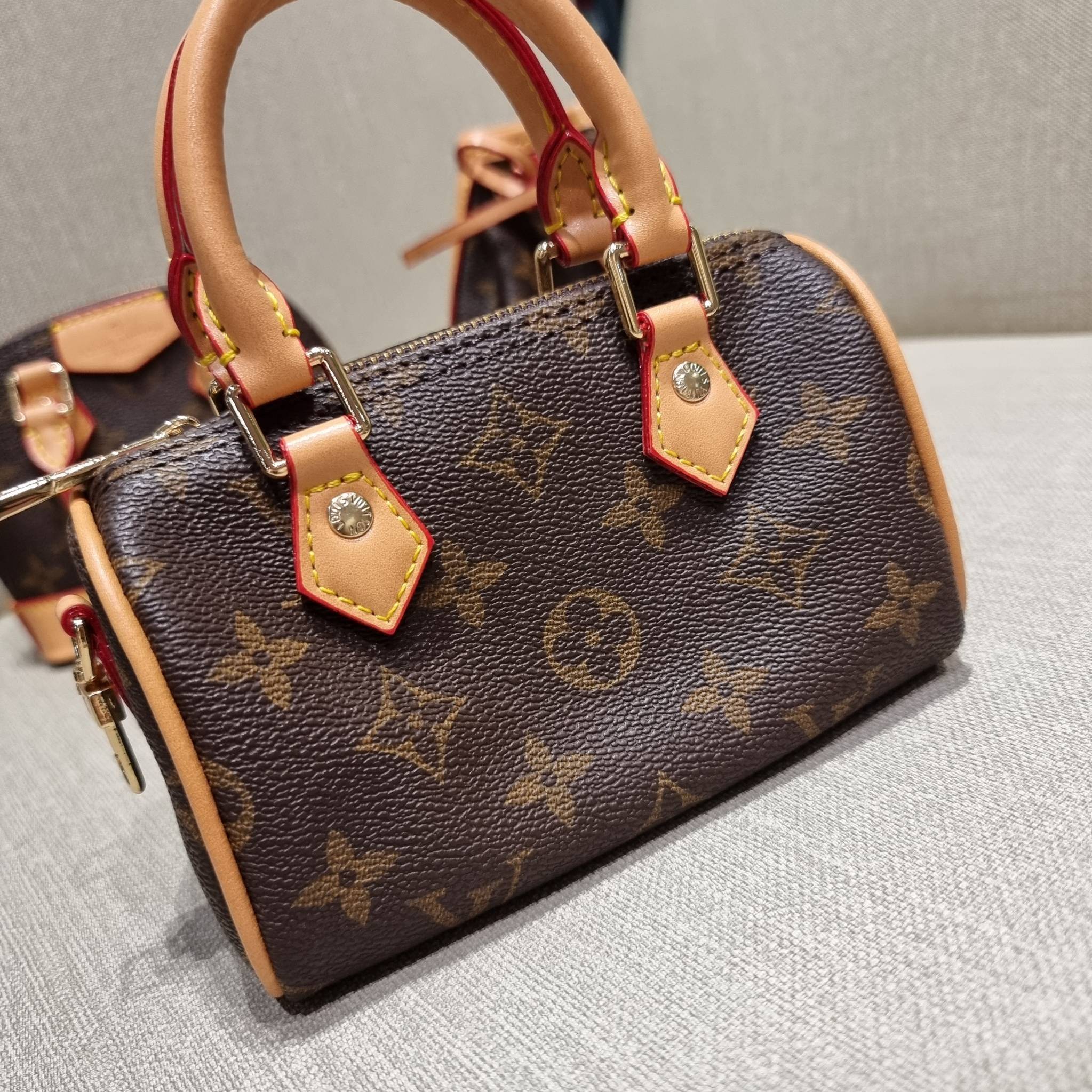 LV TRIO MINI ICONES ใหม่ล่าสุด น่ารักน่าใช้ ที่รวบรวมรุ่นสุดยอดที่เป็นดั่งไอคอนนิค ให้ทุกคนได้สะสมครบคอลเลคชั่น ในไซส์มินิ วัสดุหนังแคนวาสทุกใบ มีสายสะพายข้างให้ เกี่ยวทุกใบรวมสะพายทีเดียว หรือแยกใช้วันแบบ วันละสไตล์ สลับได้ไม่มีเบื่อ มาพร้อม box set ครบ 