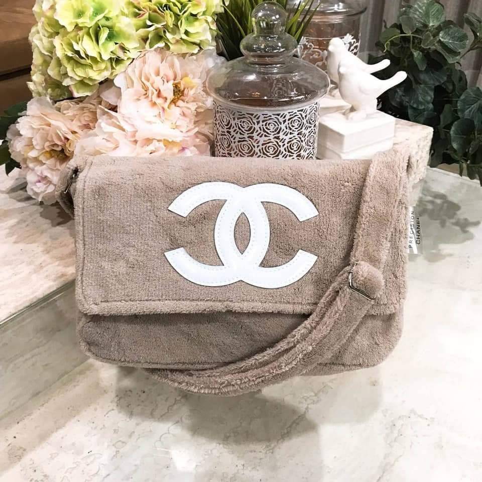 Chanel Beaute Crossbody Bag กระเป๋าสะพาย VIP. GIFT ของแท้ จาก Chanel Cosmetic วัสดุขนวูฟสีดำหนานุ่ม ตัดโลโก้แบรนด์หนังแก้วสวยโดดเด่น น้ำหนักเบา เปิดปิดด้วยฝาปิดกระดุมแม่เหล็ก ใบใหญ่กำลังดี ใส่ iPad, กระเป๋าสตางค์ใบยาว, และของจุกจิกได้เยอะ มาพร้อมสายยาวเลื