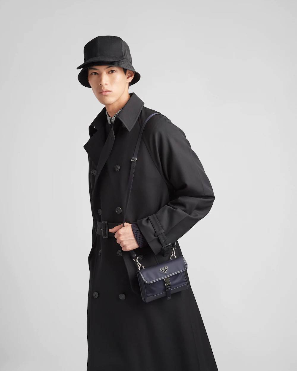 PRADA RE-NYLON AND SAFFIANO LEATHER SMARTPHONE CASE / PRADA Messenger Bag กระเป๋าสะพายสปอร์ต ดีไซน์หรู เรียบง่าย ดูแพง น้ำหนักเบา สายสะพายถอดออกได้