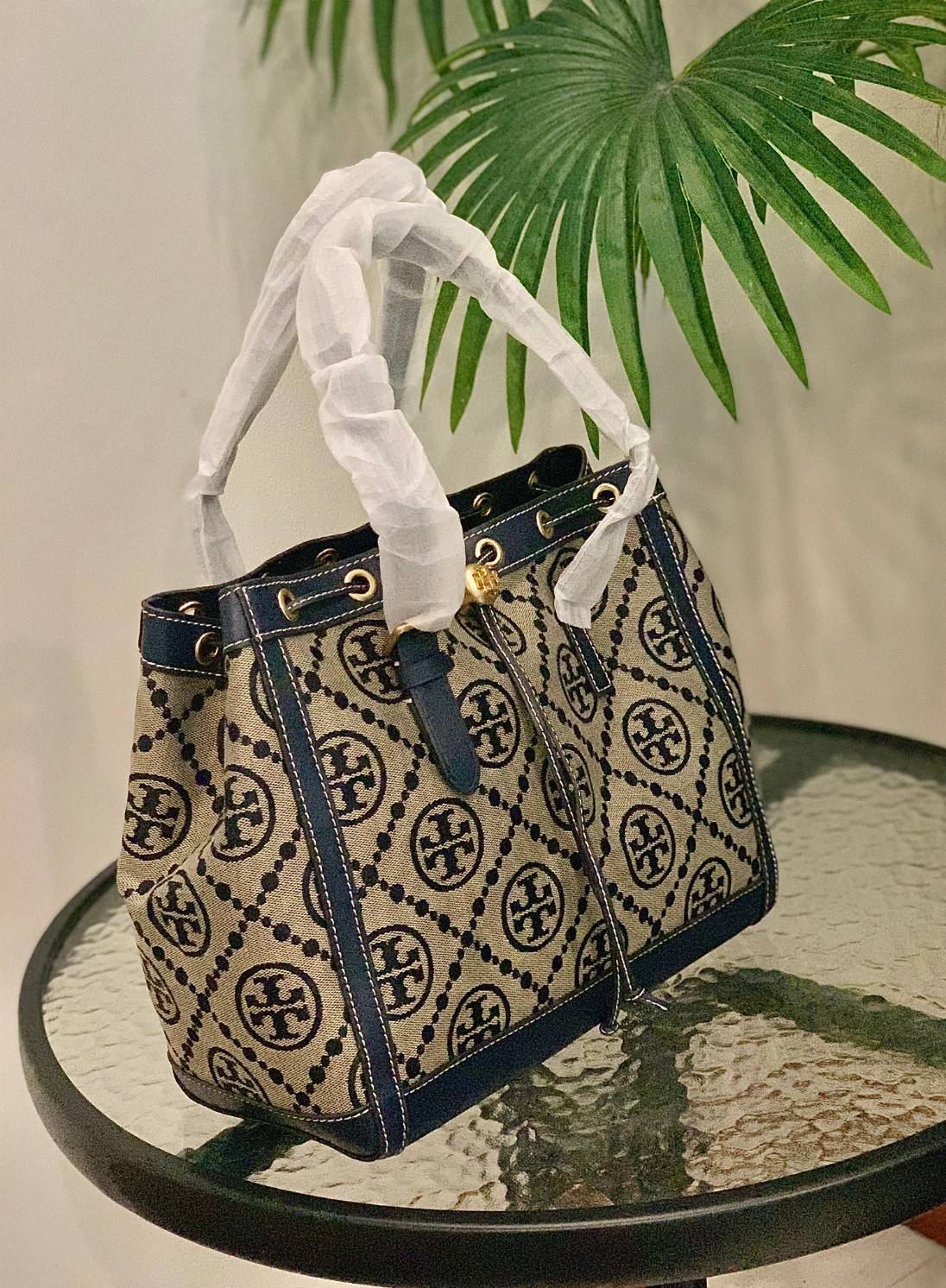 OUTLET 】Tory Burch T Monogram Jacquard Tote Bag ใบใหญ่ใส่จุมากค่ะสาวๆ! พร้อมส่ง! กระเป๋าที่สามารถใช้ได้กับทุกๆวัน วัสดุJacquard+หนัง ได้ลงตัว สวยงามค่ะ ปากกระเป๋าแบบหูรูด ที่จับอะไหล่แบรนด์สวย ภายในกระเป๋ากว้างมากๆ สาวๆที่สัมภาระเยอะนี่หายห่วงไปเลยค่ะ มีช