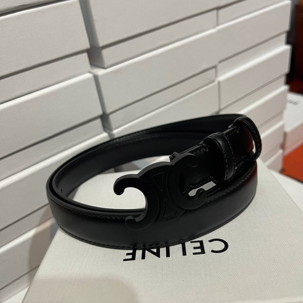 หนังแท้ Ori CELINE BELT LOGO 25MM / Celine Vintage Logo Leather Belt ออริจินอลเกรด สีดำสุดคลาสสิก รุ่นนี้สวยมากหนังดีมากแบบเทียบแท้หนังนิ่มมาก ทำจากหนังแท้ งานละเอียด ตัตเย็บสวยงาม หนังดีถอดแบบมาจากของแท้ หัวเข็มขัดโลโก้แบรนด์แบบ 3D Vintage สีดำ ปั้มโลโก้