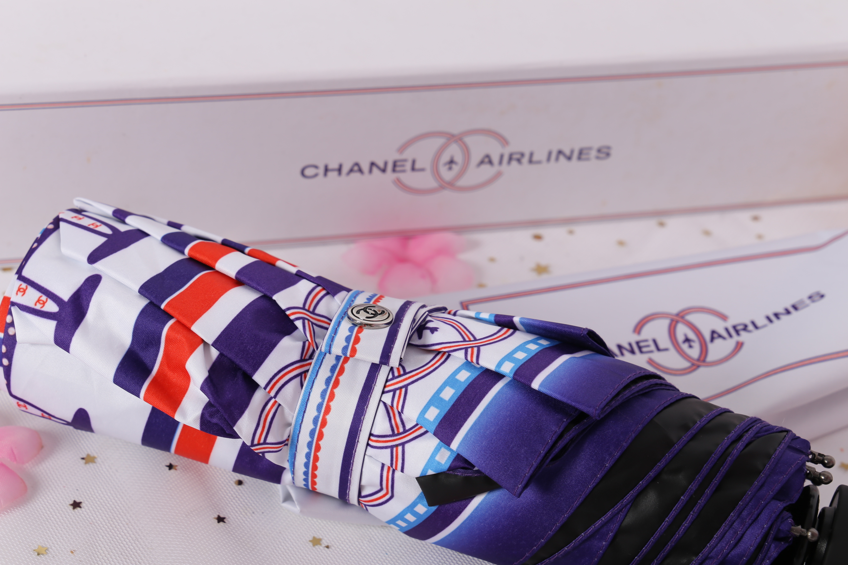 Chanel VIP Umbrella Set - Rare & Limited Chanel Airlines Edition - box & sleeve Vip Gift Chanel ของแท้ 100% ด้ามจับและกระดุมมีแบรนด์ชาแนลทุกจุด ตรงปลายด้ามจับเป็น Handy LED Light to Handle ไฟเปิด-ปิด และเปลี่ยนสีได้อัตโนมัติ ใช้ส่องเวลาเดินตอนกลางคืน ใช้ถ