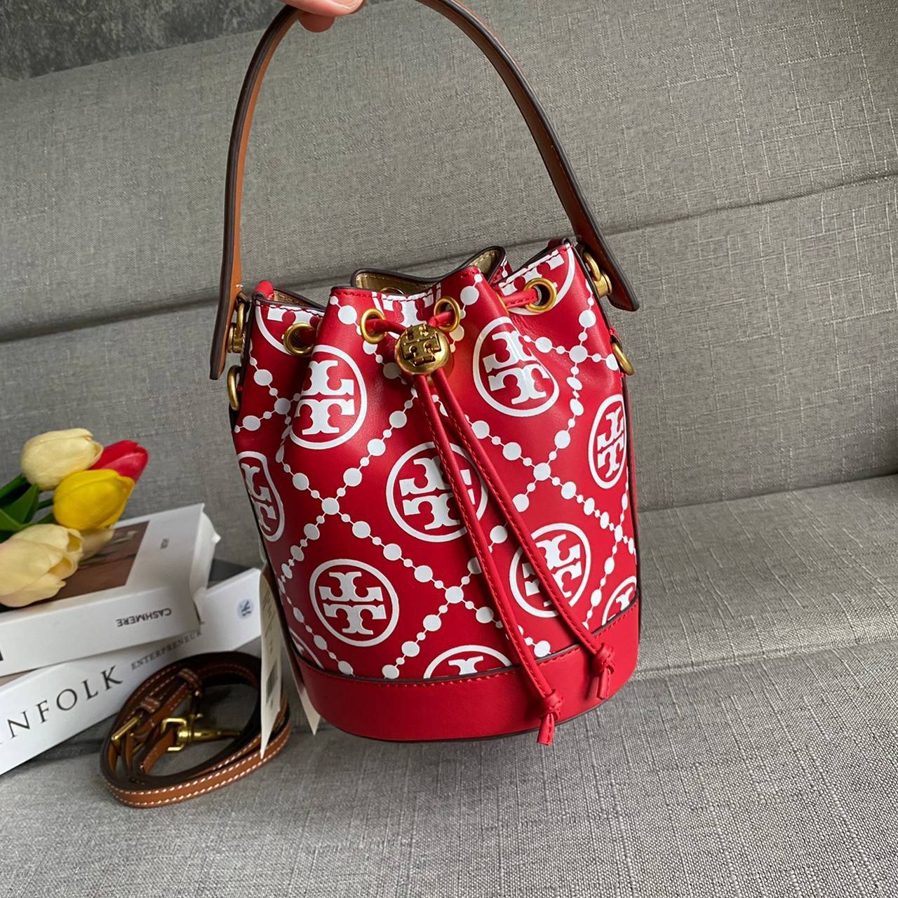 TORY BURCH T Monogram Embroidered Mini Bucket Bag ถูกหรือแพงต้องแดงไว้ก่อนเลยค่ะ ^^ กระเป๋าทรงบักเก็ตใบเล็กน่ารัก สุดหรูหรา ทรงสวย โด่ดเด่นลายพิมพ์ monogram วัสดุหนังอย่างดี เปิด-ปิดแบบหูรูด ล็อดด้วยปุ่ม อะไหล่ทองสวยงาม มาพร้อมสายยาว ปรับสายได้ ถอดสายได้ 