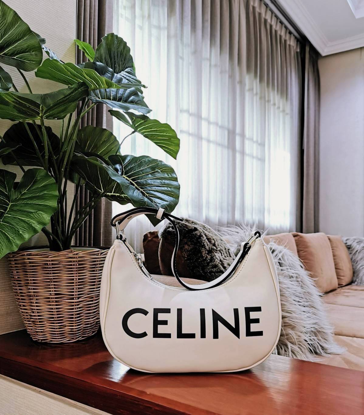 CELINE SHOULDER BAG VIP GIFT WITH PURCHASE (GWP) พรีเมี่ยมกิ๊ฟ Limited Edition จาก CELINE HAUTEPARFUME DUTYFREE COUNTER ดีไซน์ยอดนิยมหนังนิ่มสวยอยู่ทรงเปิดปิดด้วยซิปอะไหล่เงิน ภายในโล่งกว้างมีช่องเล็กสามารถใส่มือถือกระเป๋าสตางค์ใบยาวของใช้ได้จุ หูหิ้วหนัง