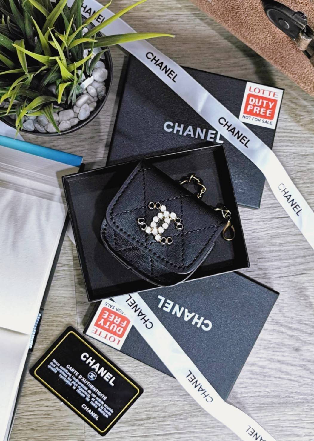 CHANEL QUILTED CRYSTAL CC MINI BAG VIP ไอเท็มแนะนำน่ารักสุดๆวัสดุหนังเรียบสีดำด้านหน้าประดับโลโก้แบรนด์เปิดปิดด้วยฝาปิดกระดุมแม่เหล็กอะไหล่ทองสวยดูดีมาพร้อมสายโซ่ร้อยหนังสามารถใช้คล้องกระเป๋า พวงกุญแจ เข็มขัดได้ ใส่ Airpods เหรียญ หรือกุญแจได้ น่ารักน่าใช