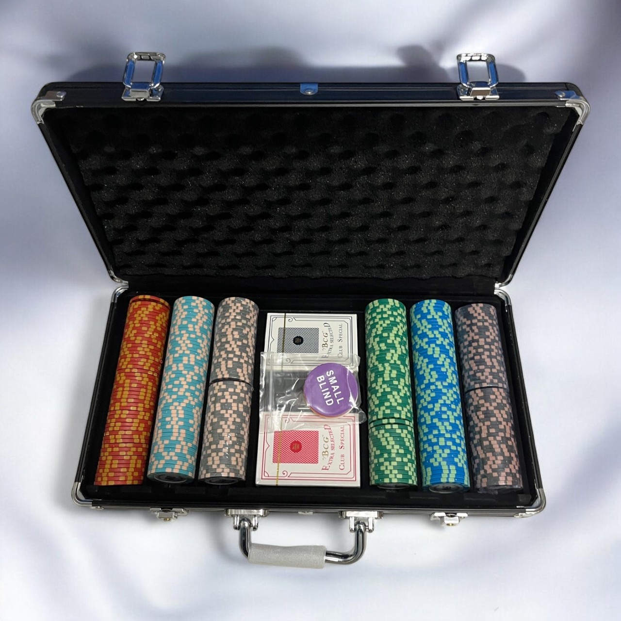 ชุดชิพโป๊กเกอร์ MONTE CARLO จำนวน300 เหรียญพร้อมกระเป๋าดำแบบบางและแผ่นปูรอง10คนลายเขียวดำ