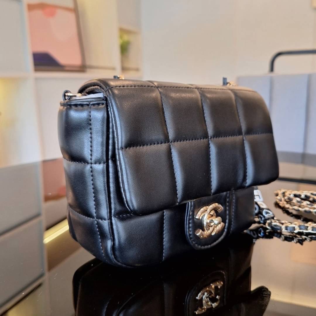 กระเป๋า CHANEL VIP CROSSBODY BAG กระเป๋าทรงสะพายข้าง หนังพียูพรีเมี่ยมหนังนิ่ม อะไหล่ทองวินเทจทั้งใบ ประดับลูกปัดชื่อแบรนด์ น่ารักมากกก