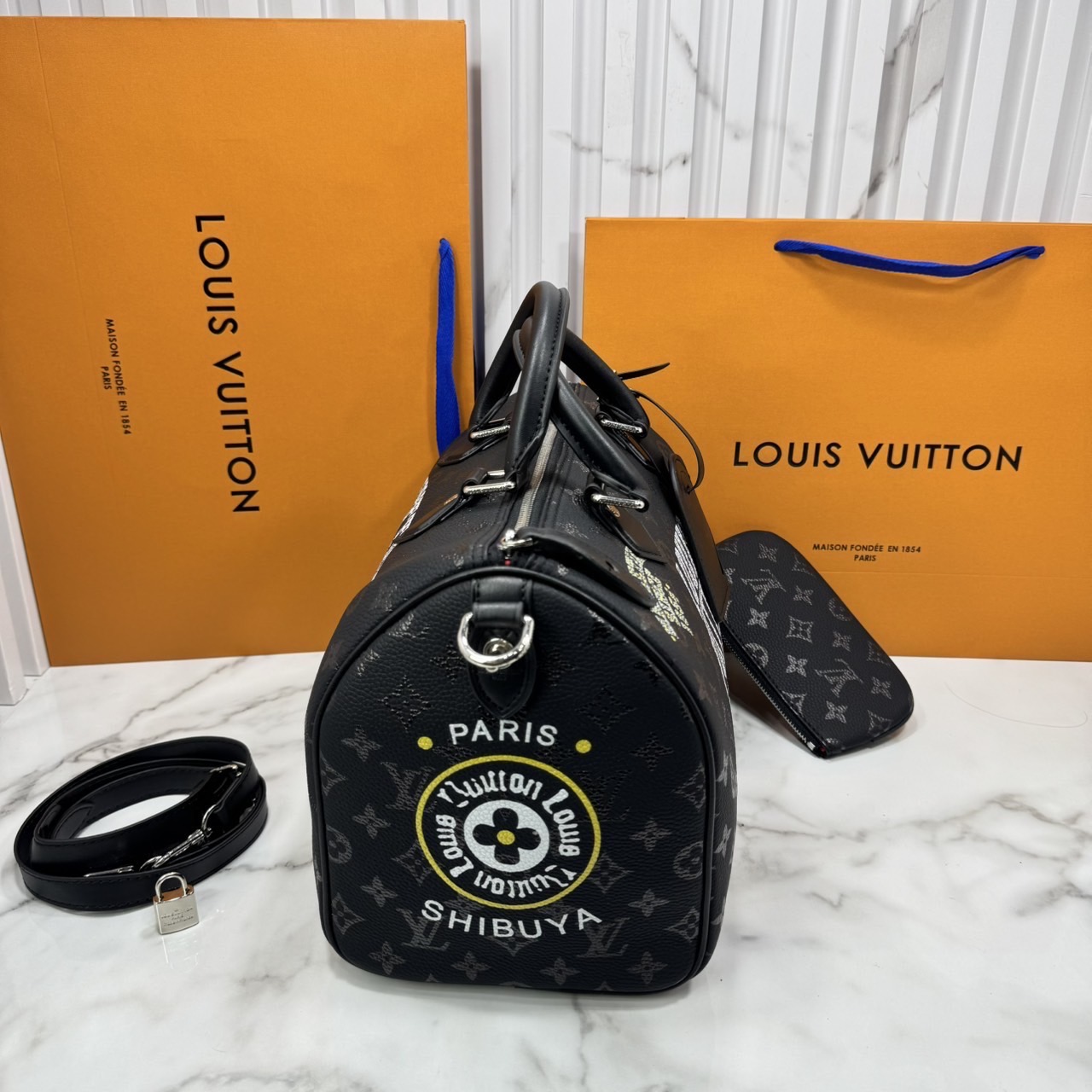 ORI หนังแท้ | LV Speedy P9 Bandoulière 30 Jackets กระเป๋าสะพายทรงหมอนสปีดี้ หนังสีดำ ประดับหมุดกระดุม ภายในบุหนังสีแดงแบบควิลต์งดงามสมบูรณ์แบบ
