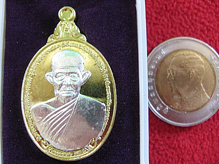 เหรียญกันภัย ชนะมาร หลวงปู่เก่ง รุ่นมหาเศรษฐีมีอำนาจ เนื้อทองฝาบาตร หน้ากากเงิน วัดกิตติราชเจริญศรี ปี2556 พร้อมกล่องเดิมค่ะ