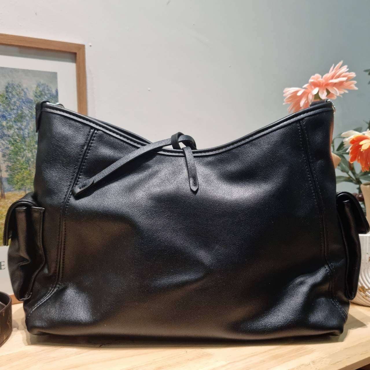 LV CARRYALL CARGO VIBE ใหม่ล่าสุด กระแสกระเป๋าไวบ์คาร์โก้มาแรงสุดๆ ดีไซน์สีดำคลาสสิค มีดีเทลลูกเล่นแซมลวดลายกิมมิค ทำให้กระเป๋าดูโก้และดูติดแกลมมาก เหมาะใช้ได้ทุกวัน