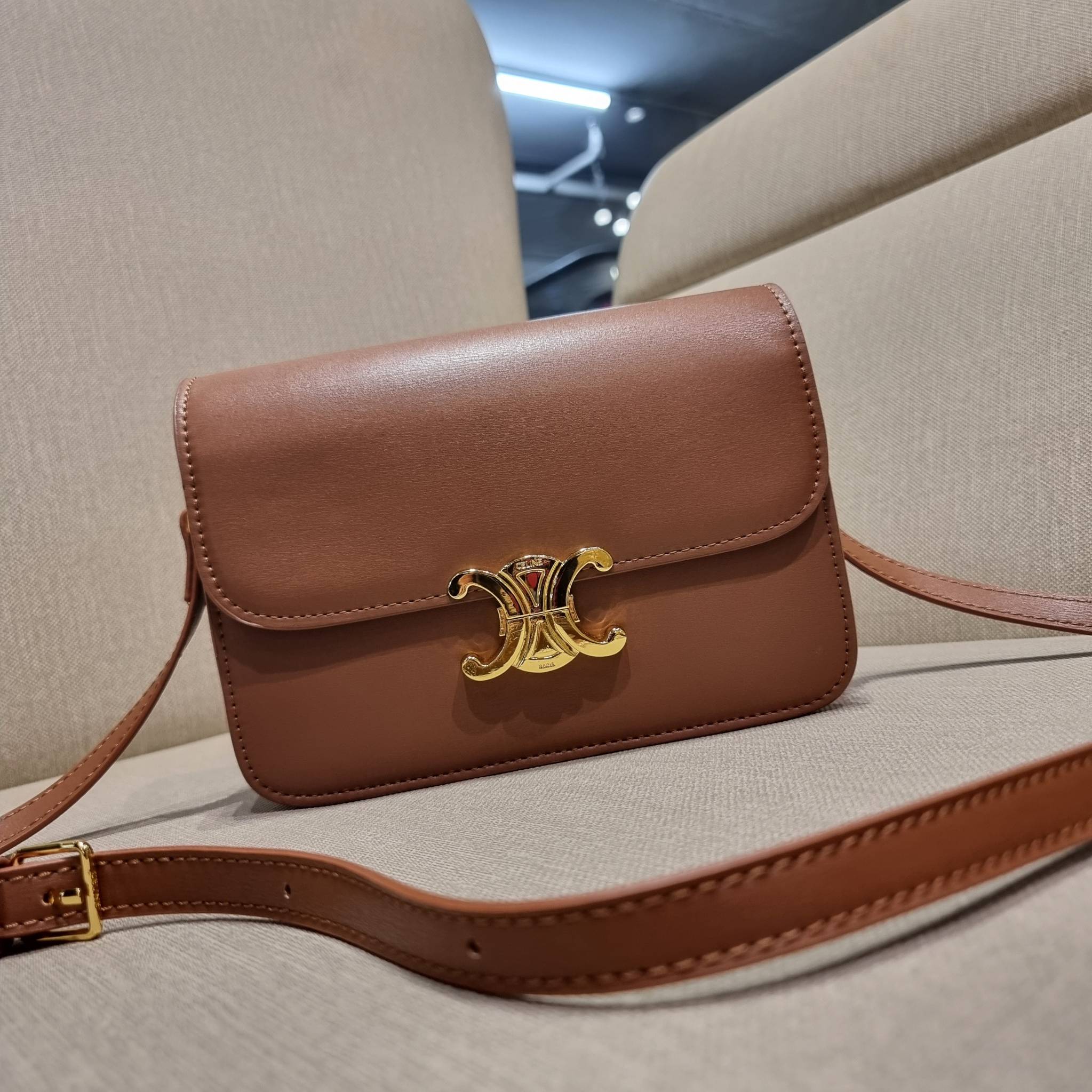 VIP 🥂 CELINE CLASSIQUE TRIOMPHE BAG IN SHINY CALFSKIN ไอเท็มสุดคลาสสิค ที่ขาดไม่ได้ กระเป๋าสะพายทรงสวยคลาสสิค แฝงความผู้ดี ที่ใช้ได้ทั้งชายหญิง วัสดุหนังแท้ เปิด-ปิดด้วยตัวกดล็อค สะดวกใช้มาก ภายในเป็นช่องโล่ง เก็บของได้เป็นสัดส่วน และยังมีช่องซิปใ