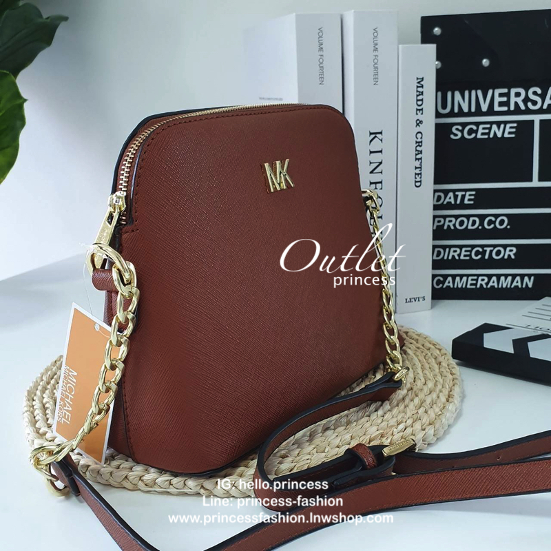 MICHEAL KORS CHAIN CROSSBODY BAG กระเป๋าสะพายแบรนด์ดังทรงสุดฮิตหนัง SAFFIANO ทั้งใบ ด้านหน้าประดับโลโก้แบรนด์ MK สีทอง ขนาดกำลังดี เปิดปิดด้วยซิปสะดวกใช้ ภายในบุผ้าแบรนด์ มีช่องซิปและช่องใส่มือถือ ด้านหลังมีช่องใส่ของจุกจิก อีกหนึ่งช่องพร้อมกระดุมแม่เหล็ด