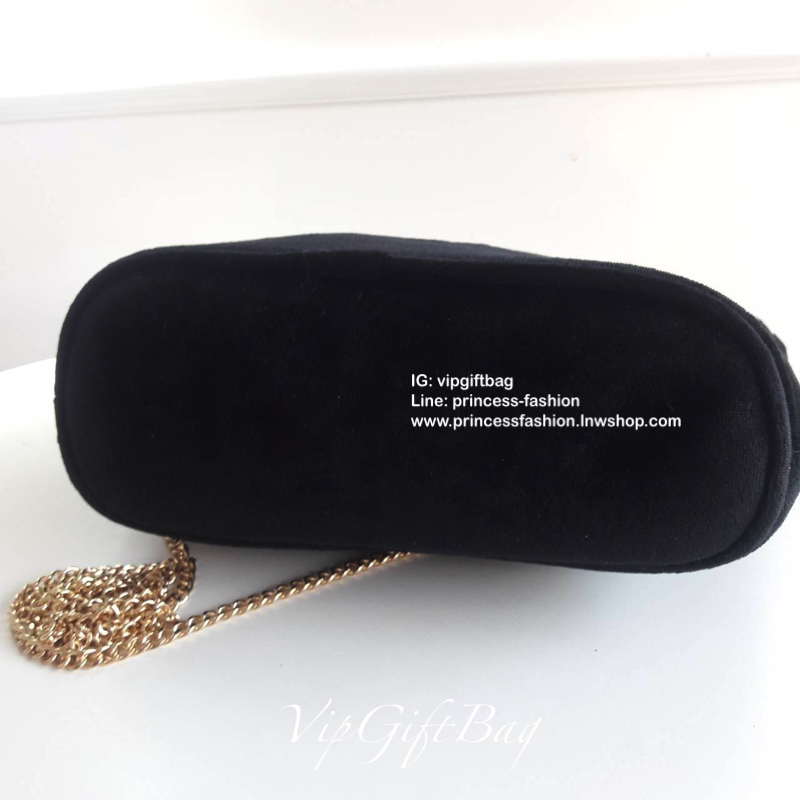 อีกหนึ่งรุ่นที่สาวๆรอคอย Chanel Cosmetics crossbody bag ของแท้ จากเคาเตอร์ VIP COSMETICS GIFT (NOT FOR SALE) ทรงสวย ด้านหน้าประดับโลโก้แบรนด์สุดหรู วัสดุผ้าขนวูฟ นุ่มมือ น้ำหนักเบา ตัวกระเป๋าอะไหล่ทองพร้อมสายโซ่สุดหรูสีทอง ถอดออกได้ หัวซิปปั๊มแบรนด์ เปิดป